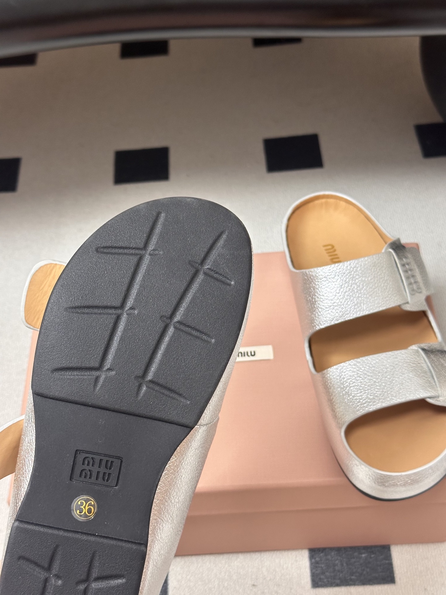 -26Ss春夏新款MIUMIU缪缪 复古风做旧皮面双带凉拖鞋厚底休闲沙滩凉拖鞋把松弛感和酷感焊在脚上，这