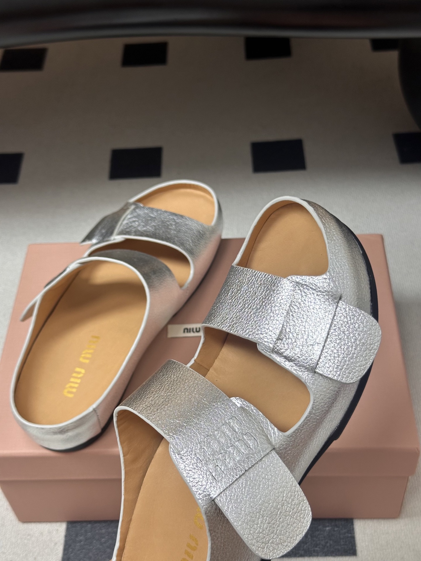 -26Ss春夏新款MIUMIU缪缪 复古风做旧皮面双带凉拖鞋厚底休闲沙滩凉拖鞋把松弛感和酷感焊在脚上，这