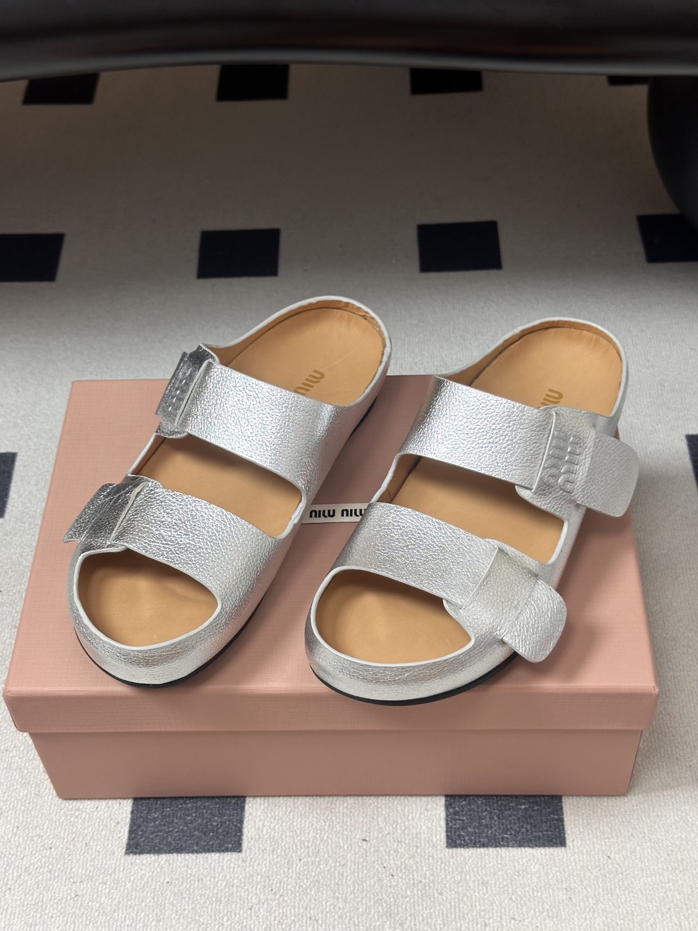 -26Ss春夏新款MIUMIU缪缪 复古风做旧皮面双带凉拖鞋厚底休闲沙滩凉拖鞋把松弛感和酷感焊在脚上，这