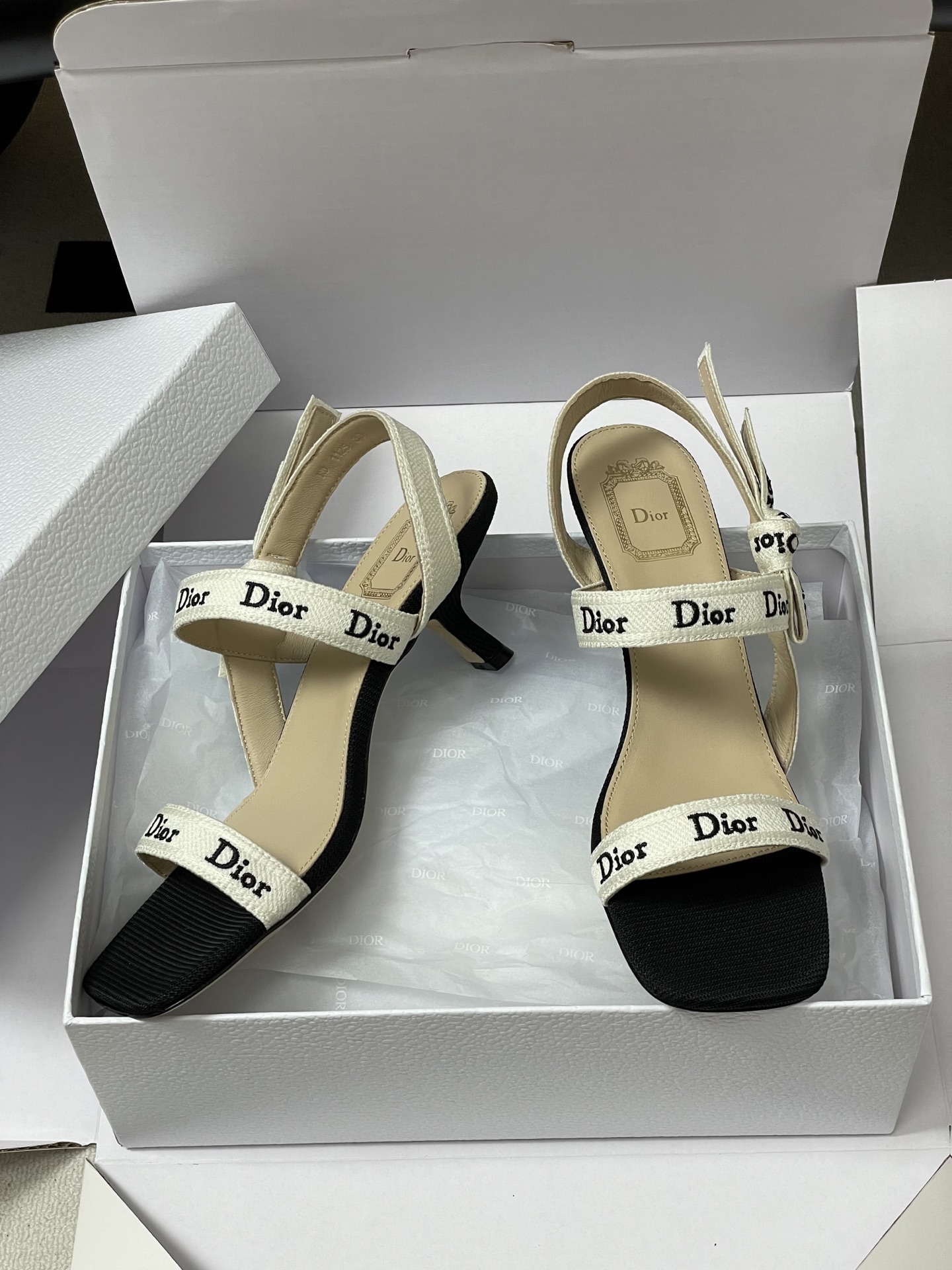 -顶级品质（配高档飞机盒✈️）26ss春夏新款Dior 迪奥 J'Adior 饰带小猫跟凉鞋 CD 字母