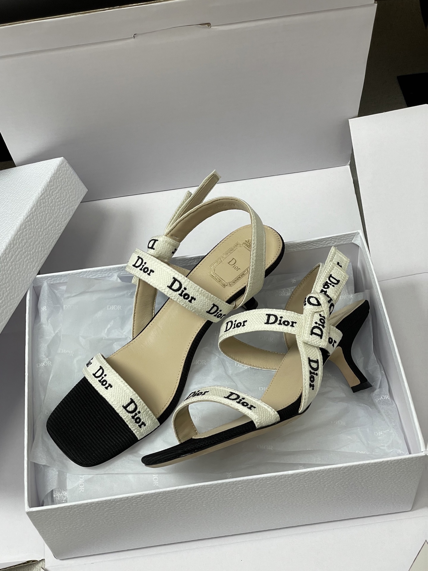 -顶级品质（配高档飞机盒✈️）26ss春夏新款Dior 迪奥 J'Adior 饰带小猫跟凉鞋 CD 字母
