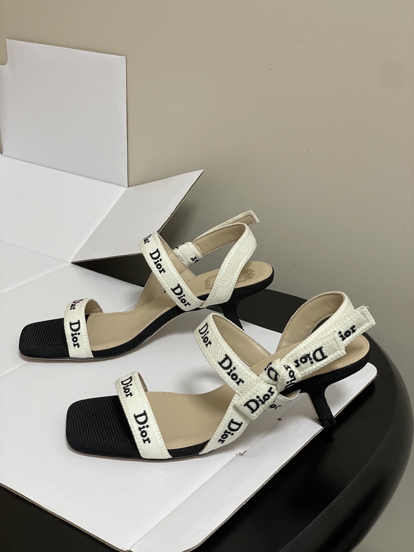 -顶级品质（配高档飞机盒✈️）26ss春夏新款Dior 迪奥 J'Adior 饰带小猫跟凉鞋 CD 字母