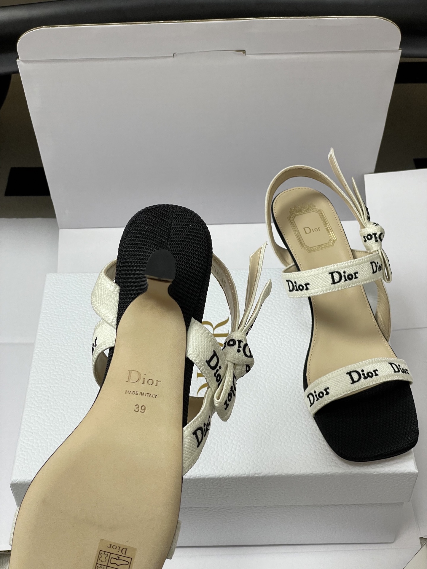 -顶级品质（配高档飞机盒✈️）26ss春夏新款Dior 迪奥 J'Adior 饰带小猫跟凉鞋 CD 字母