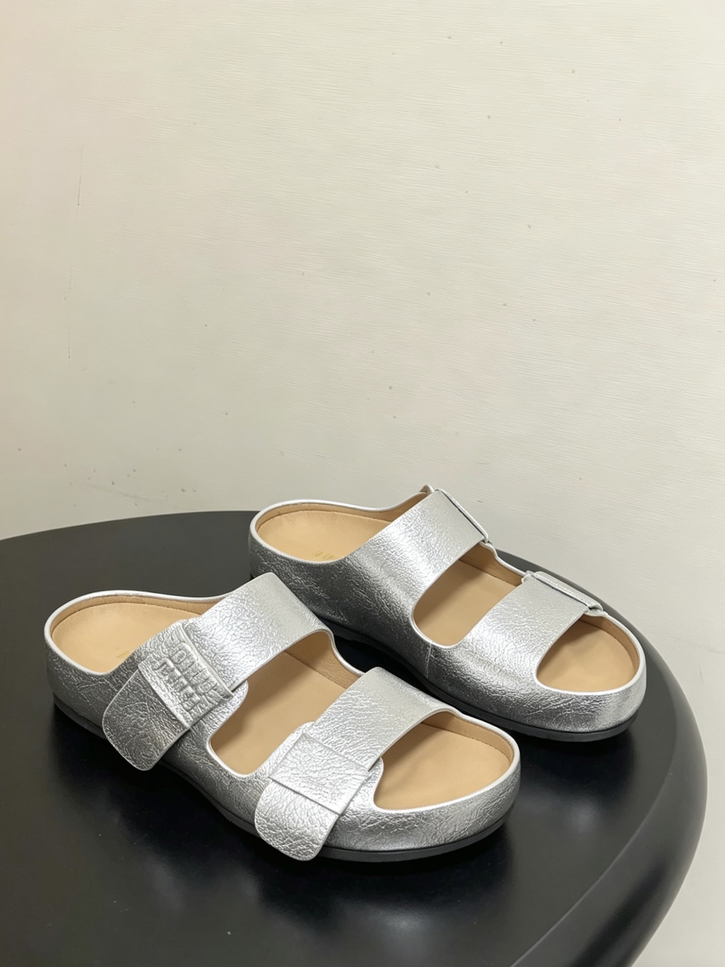 -26Ss春夏新款MIUMIU缪缪 复古风做旧皮面双带凉拖鞋厚底休闲沙滩凉拖鞋把松弛感和酷感焊在脚上，这