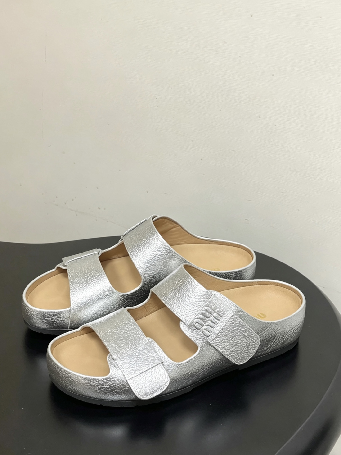 -26Ss春夏新款MIUMIU缪缪 复古风做旧皮面双带凉拖鞋厚底休闲沙滩凉拖鞋把松弛感和酷感焊在脚上，这