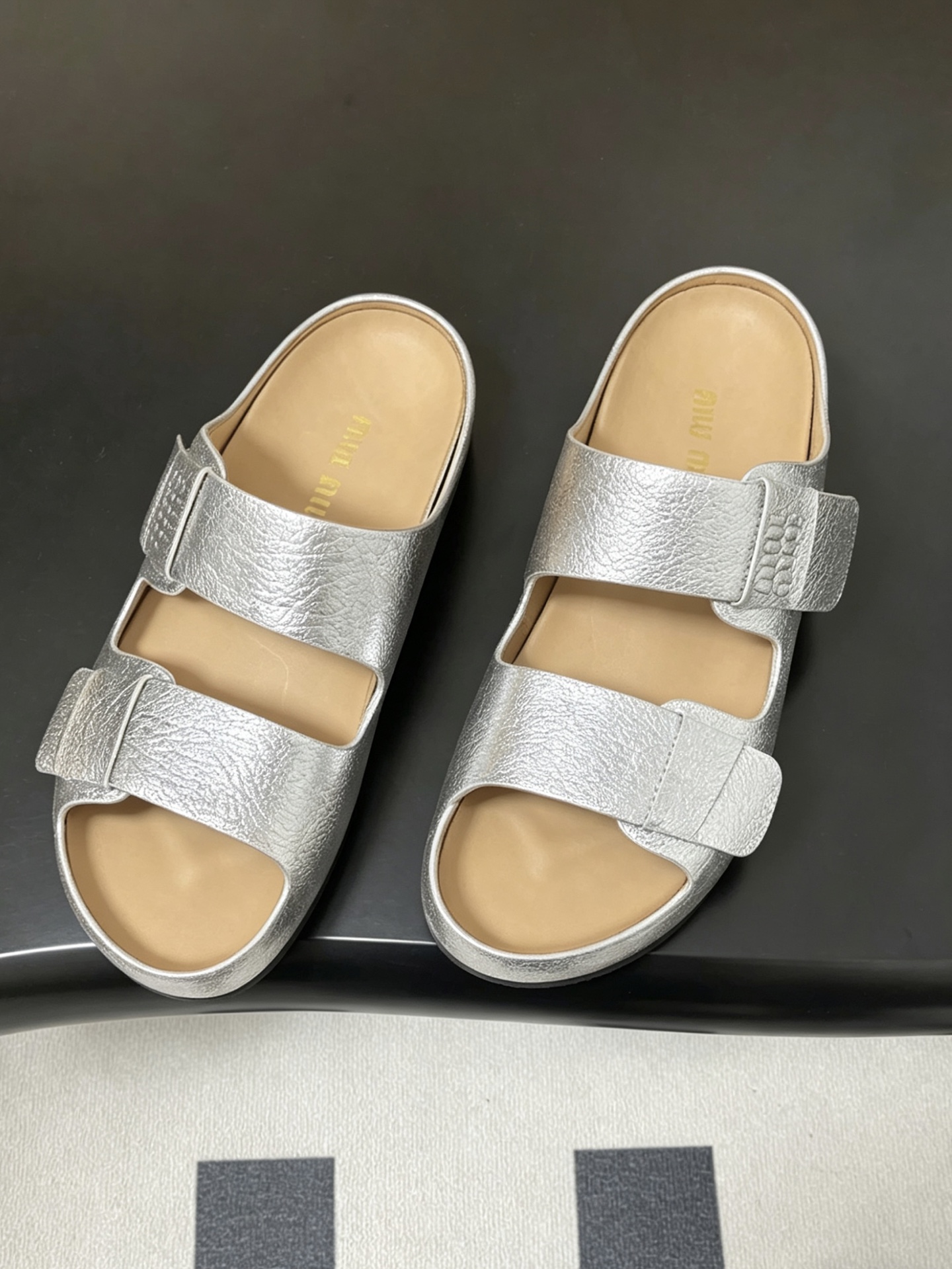 -26Ss春夏新款MIUMIU缪缪 复古风做旧皮面双带凉拖鞋厚底休闲沙滩凉拖鞋把松弛感和酷感焊在脚上，这