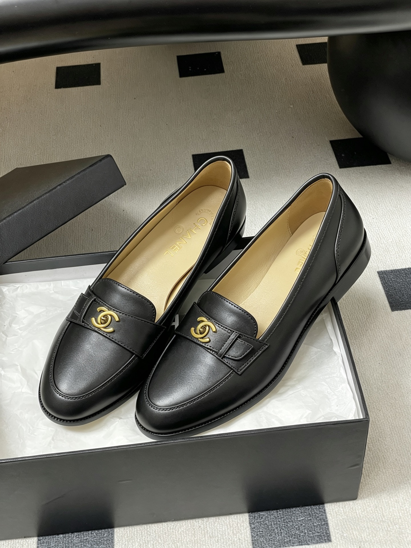 -26s 早春新款 Chanel小香vintage中古老钱风乐福鞋经典双C 搭扣平底单鞋鞋面饰以经典元素