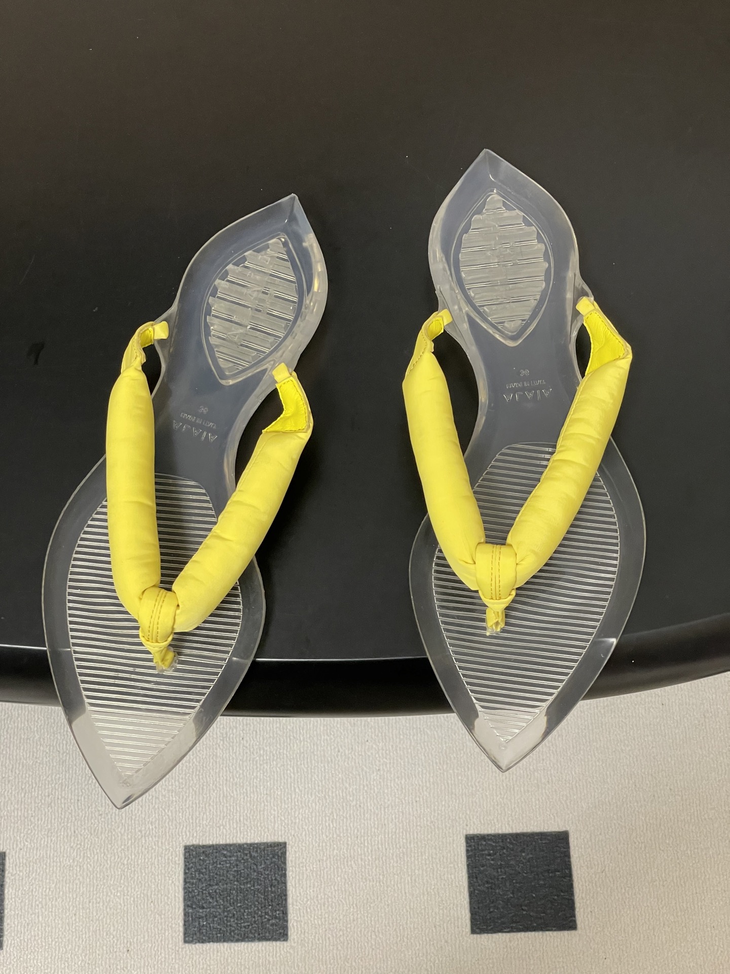 -26ss春夏新款ALAIA阿莱亚🆕最新透明底人字拖鞋夹脚凉拖鞋彩色缎面夹脚拖｜夏日里的流动色彩诗把夏日