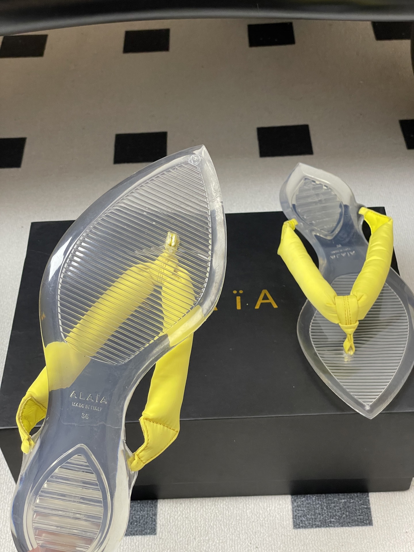 -26ss春夏新款ALAIA阿莱亚🆕最新透明底人字拖鞋夹脚凉拖鞋彩色缎面夹脚拖｜夏日里的流动色彩诗把夏日