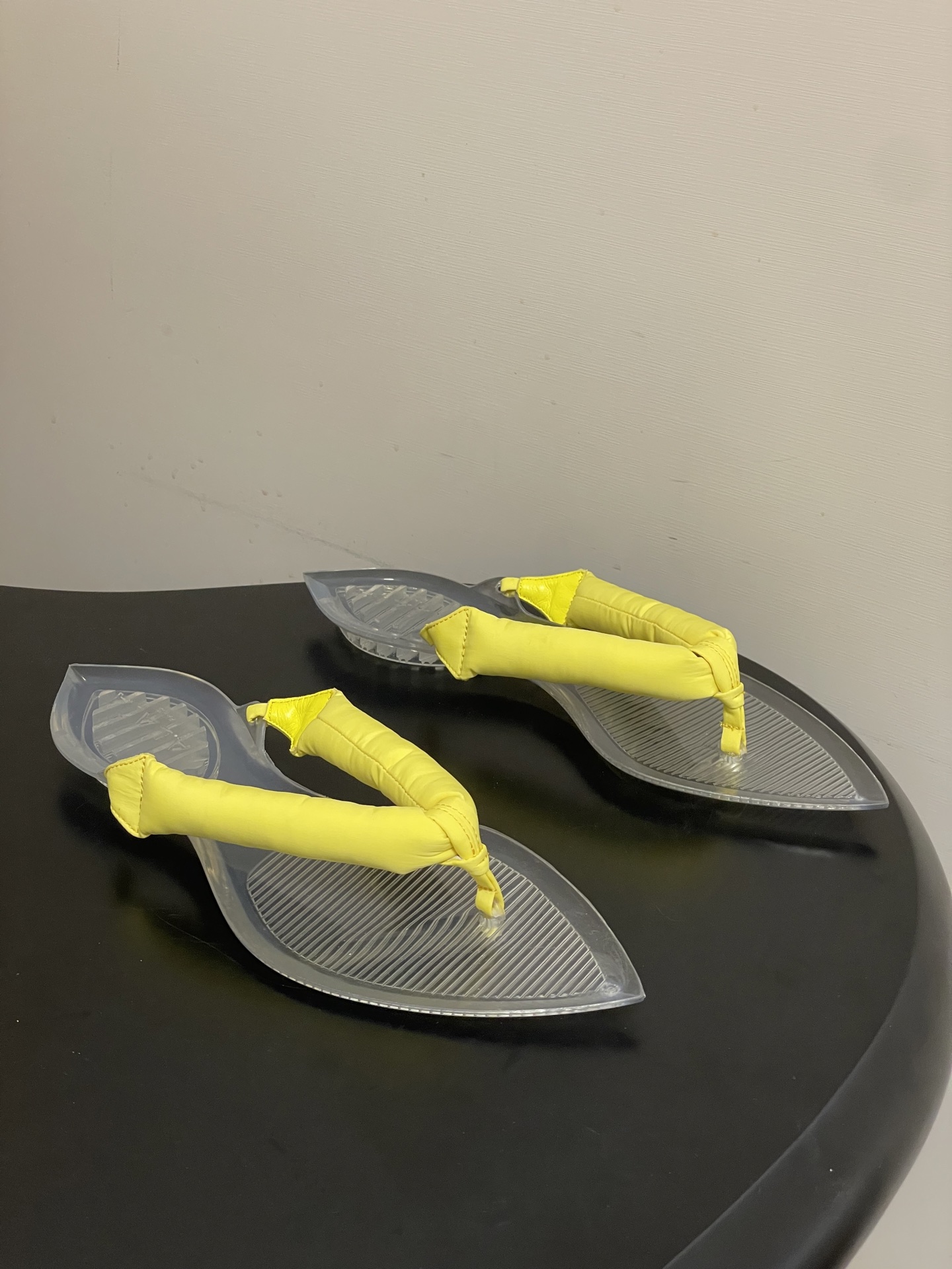 -26ss春夏新款ALAIA阿莱亚🆕最新透明底人字拖鞋夹脚凉拖鞋彩色缎面夹脚拖｜夏日里的流动色彩诗把夏日