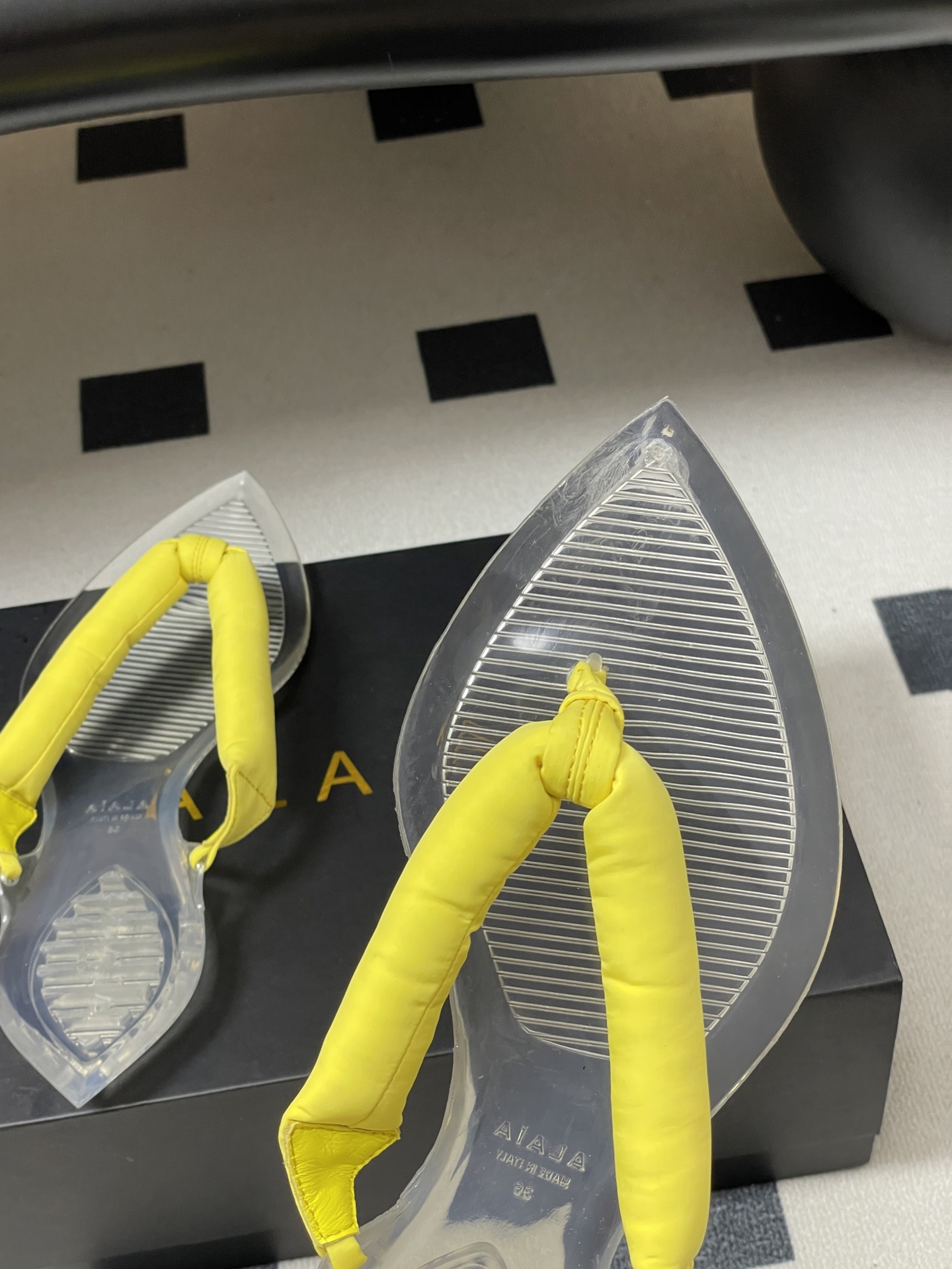 -26ss春夏新款ALAIA阿莱亚🆕最新透明底人字拖鞋夹脚凉拖鞋彩色缎面夹脚拖｜夏日里的流动色彩诗把夏日