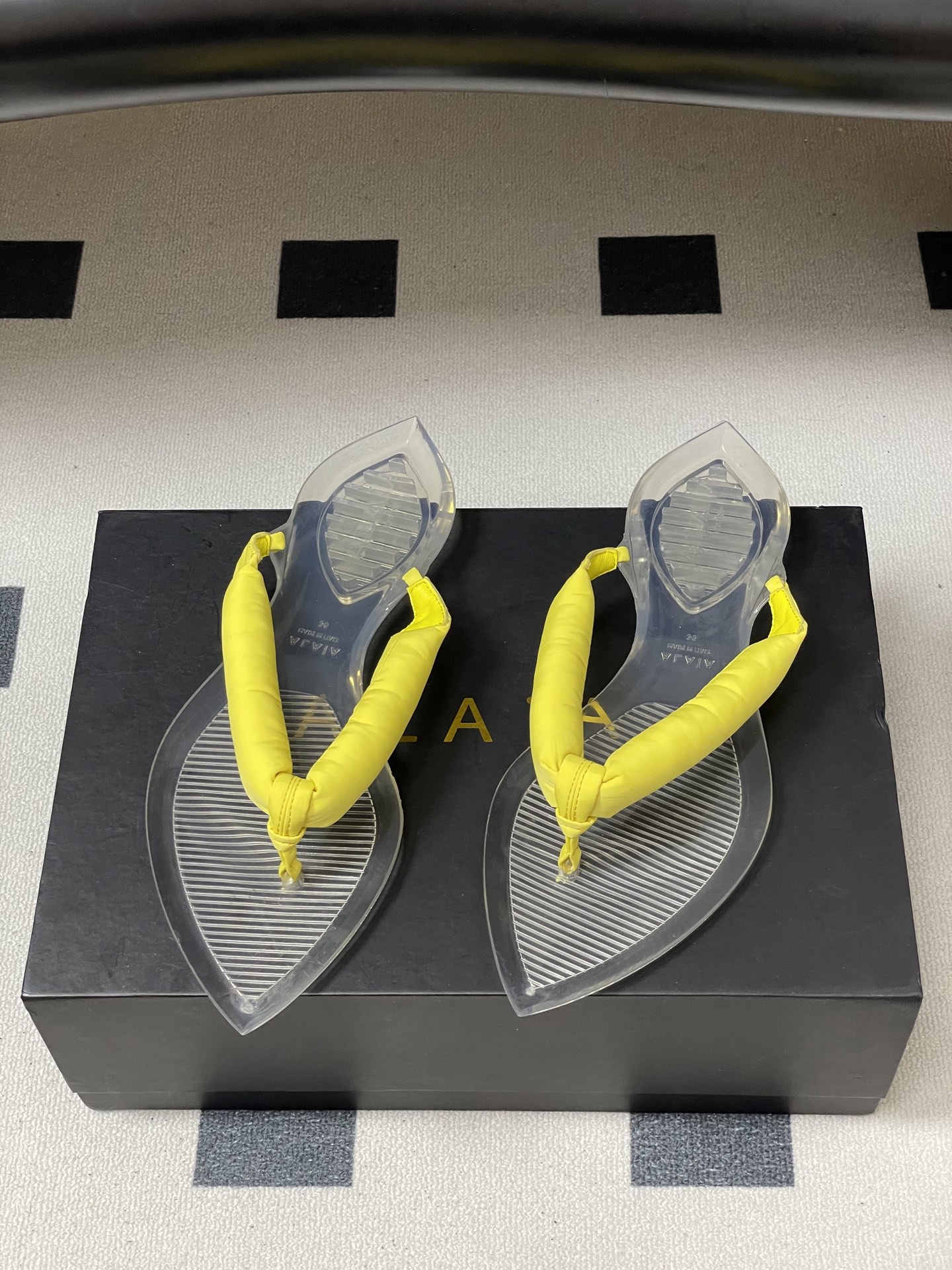 -26ss春夏新款ALAIA阿莱亚🆕最新透明底人字拖鞋夹脚凉拖鞋彩色缎面夹脚拖｜夏日里的流动色彩诗把夏日