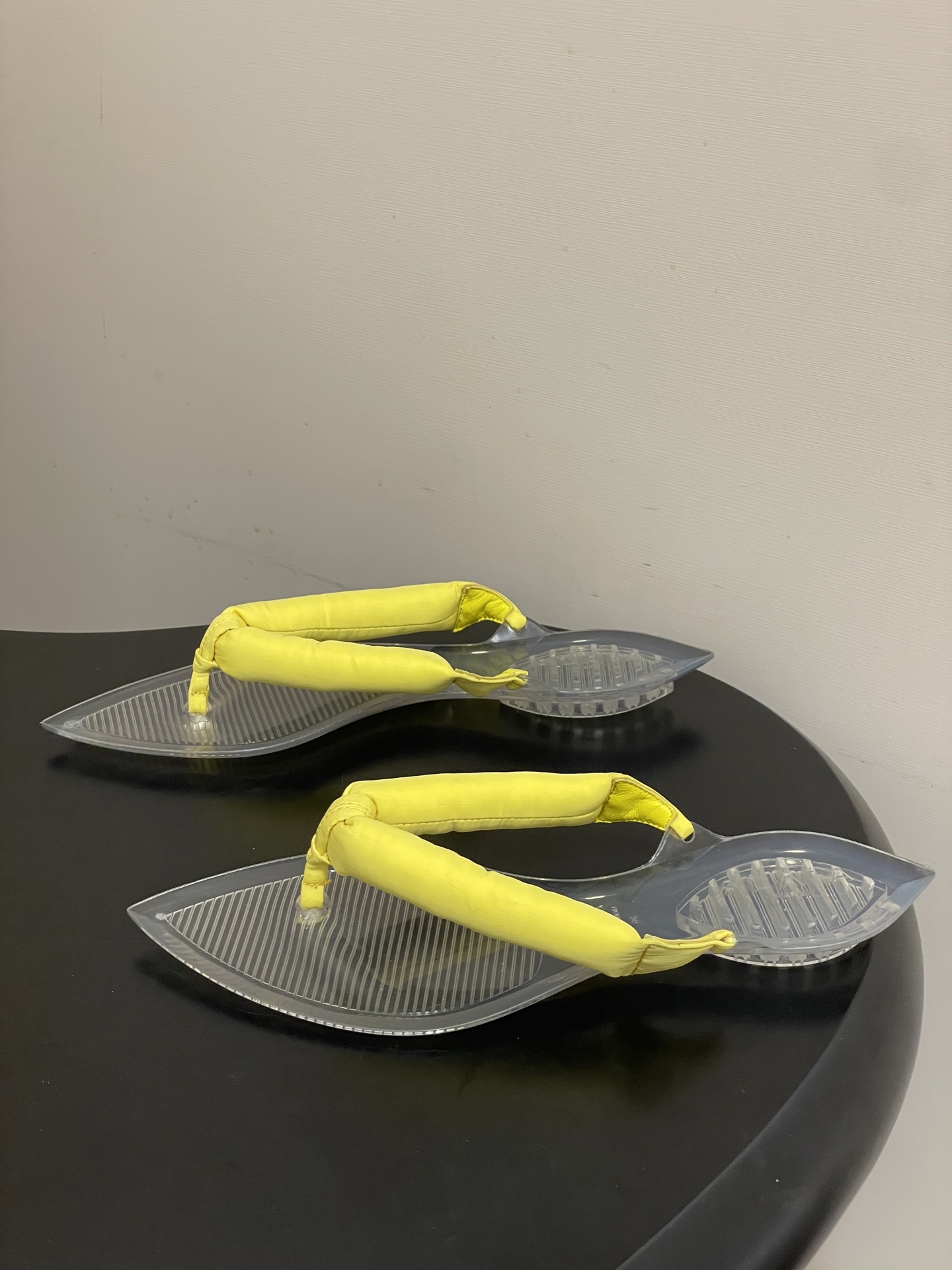 -26ss春夏新款ALAIA阿莱亚🆕最新透明底人字拖鞋夹脚凉拖鞋彩色缎面夹脚拖｜夏日里的流动色彩诗把夏日