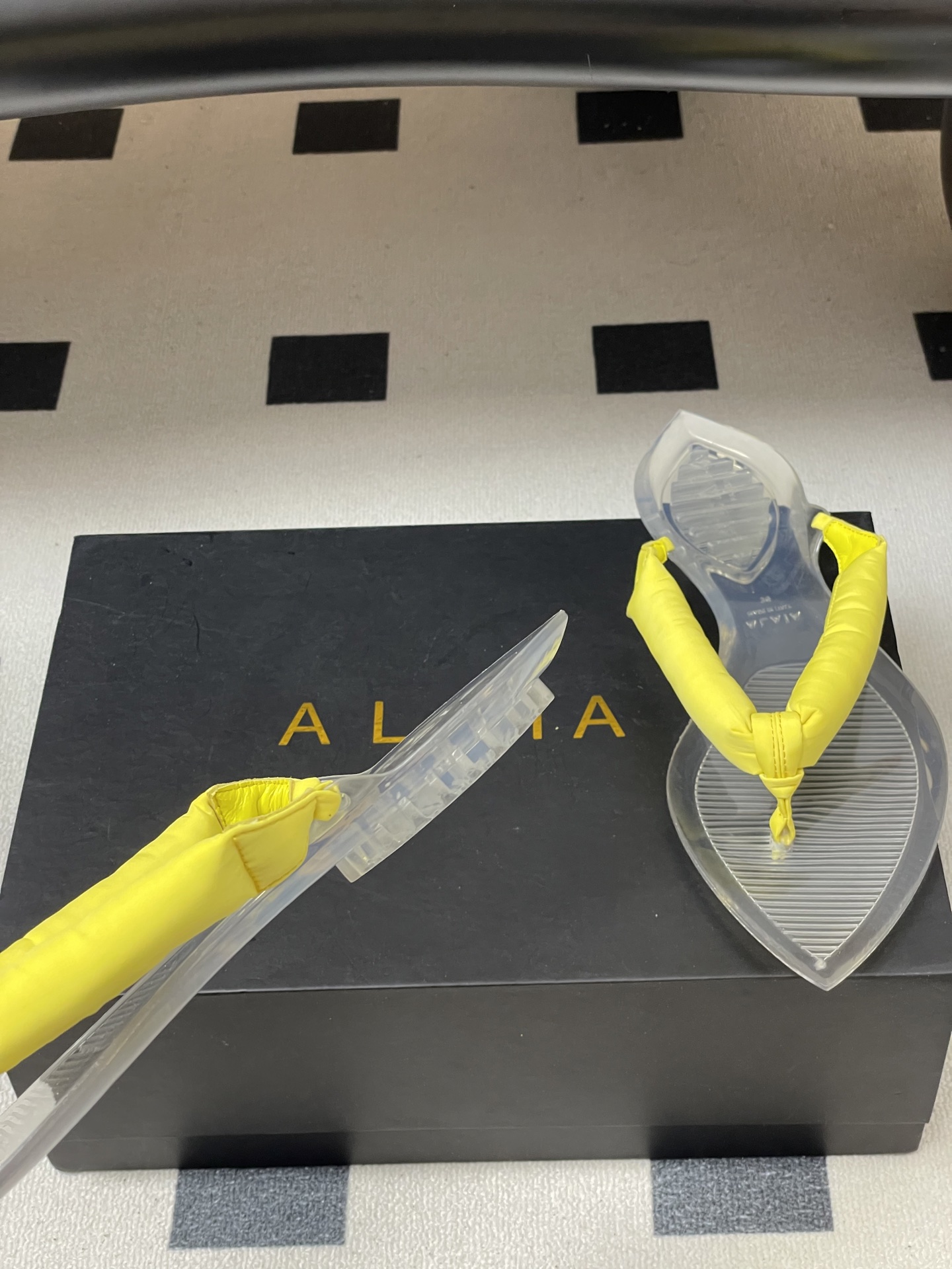 -26ss春夏新款ALAIA阿莱亚🆕最新透明底人字拖鞋夹脚凉拖鞋彩色缎面夹脚拖｜夏日里的流动色彩诗把夏日