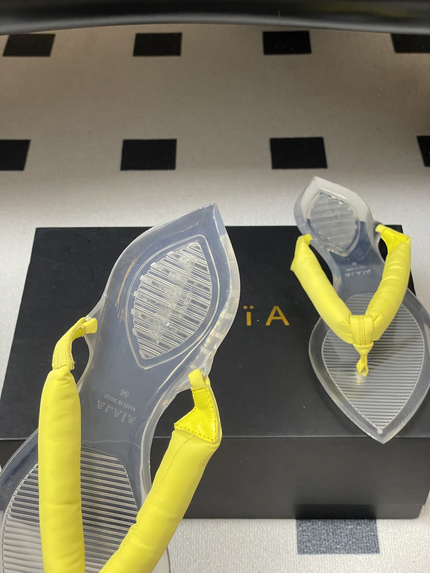 -26ss春夏新款ALAIA阿莱亚🆕最新透明底人字拖鞋夹脚凉拖鞋彩色缎面夹脚拖｜夏日里的流动色彩诗把夏日