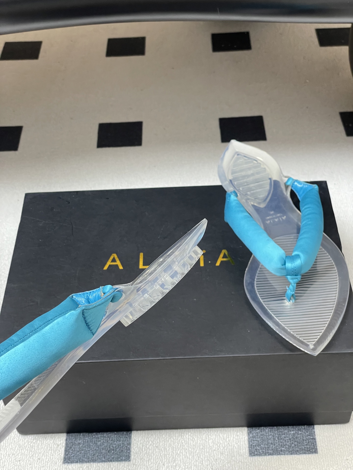 -26ss春夏新款ALAIA阿莱亚🆕最新透明底人字拖鞋夹脚凉拖鞋彩色缎面夹脚拖｜夏日里的流动色彩诗把夏日