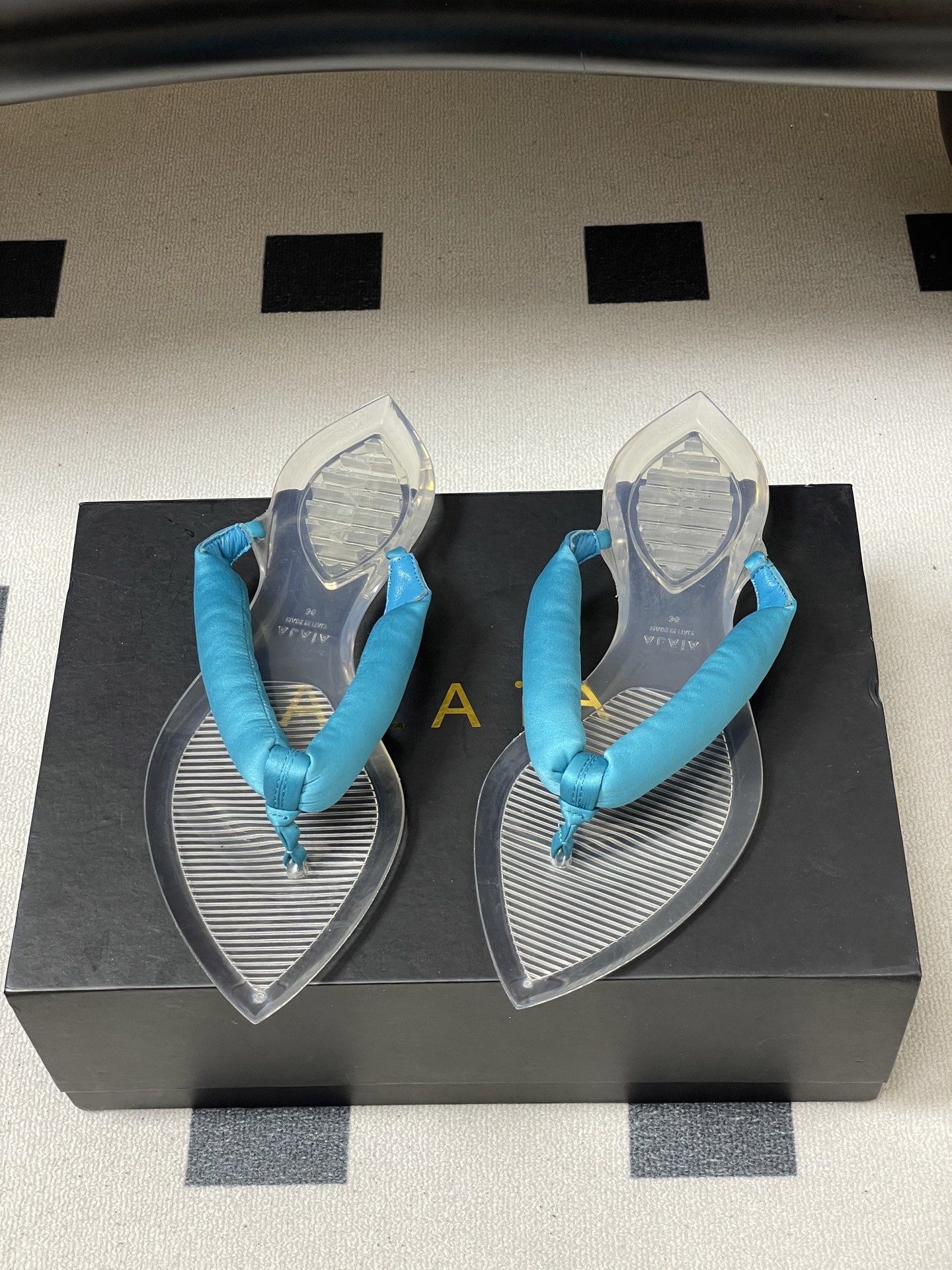 -26ss春夏新款ALAIA阿莱亚🆕最新透明底人字拖鞋夹脚凉拖鞋彩色缎面夹脚拖｜夏日里的流动色彩诗把夏日