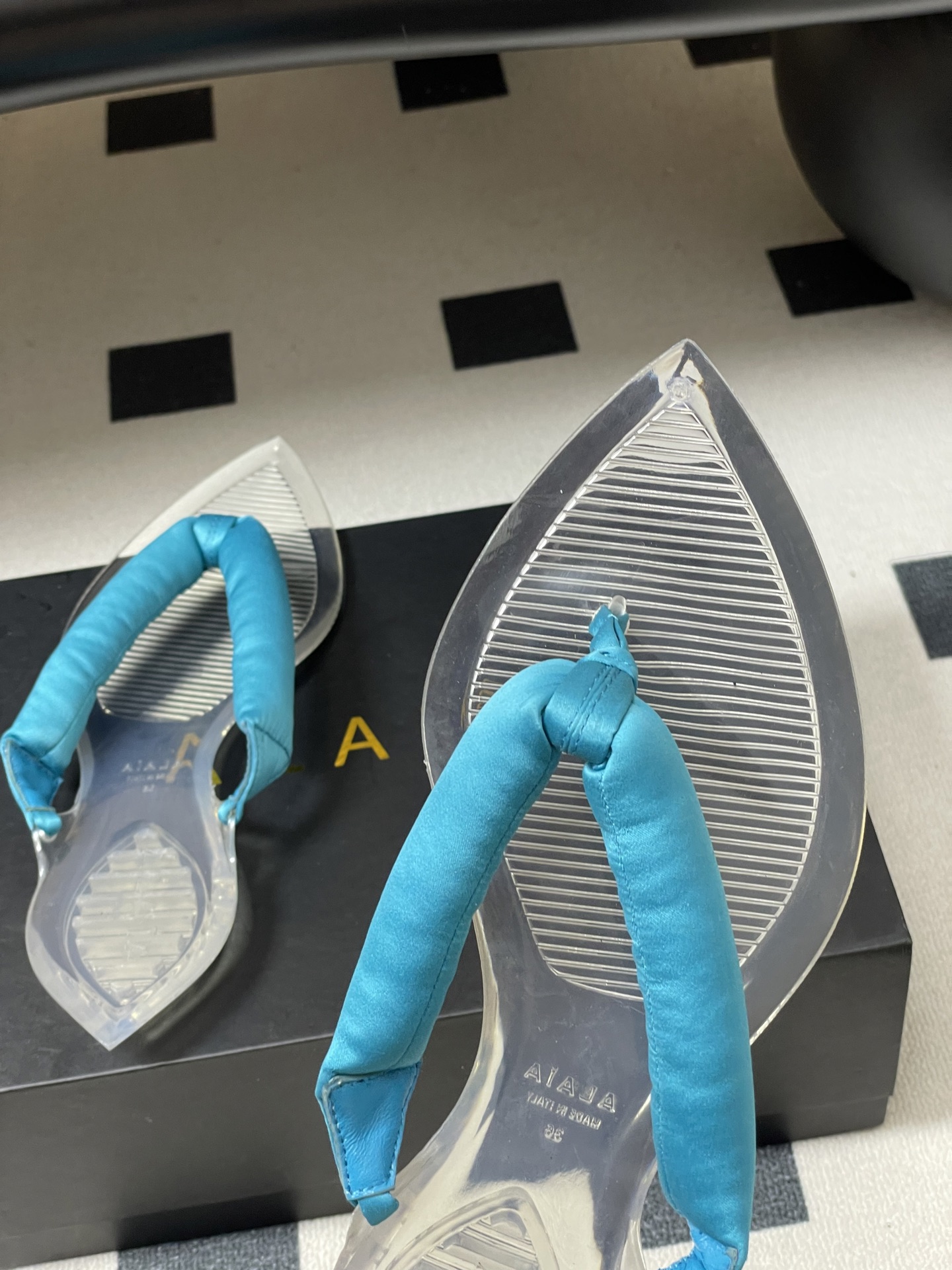 -26ss春夏新款ALAIA阿莱亚🆕最新透明底人字拖鞋夹脚凉拖鞋彩色缎面夹脚拖｜夏日里的流动色彩诗把夏日