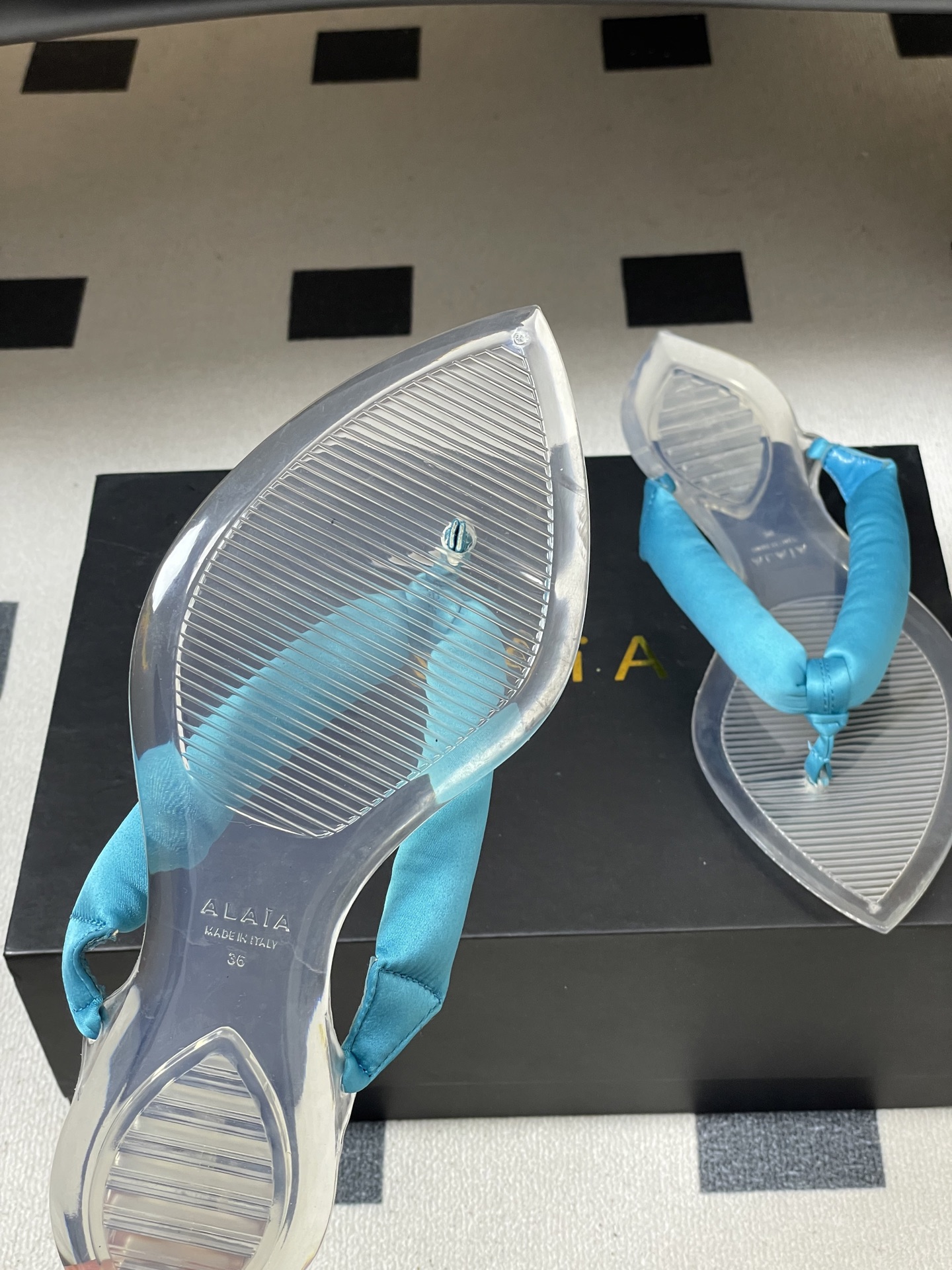 -26ss春夏新款ALAIA阿莱亚🆕最新透明底人字拖鞋夹脚凉拖鞋彩色缎面夹脚拖｜夏日里的流动色彩诗把夏日