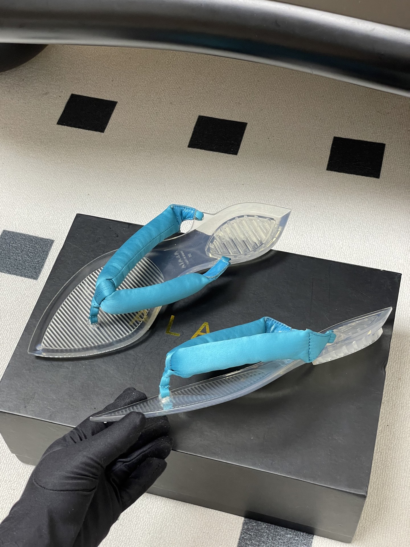 -26ss春夏新款ALAIA阿莱亚🆕最新透明底人字拖鞋夹脚凉拖鞋彩色缎面夹脚拖｜夏日里的流动色彩诗把夏日