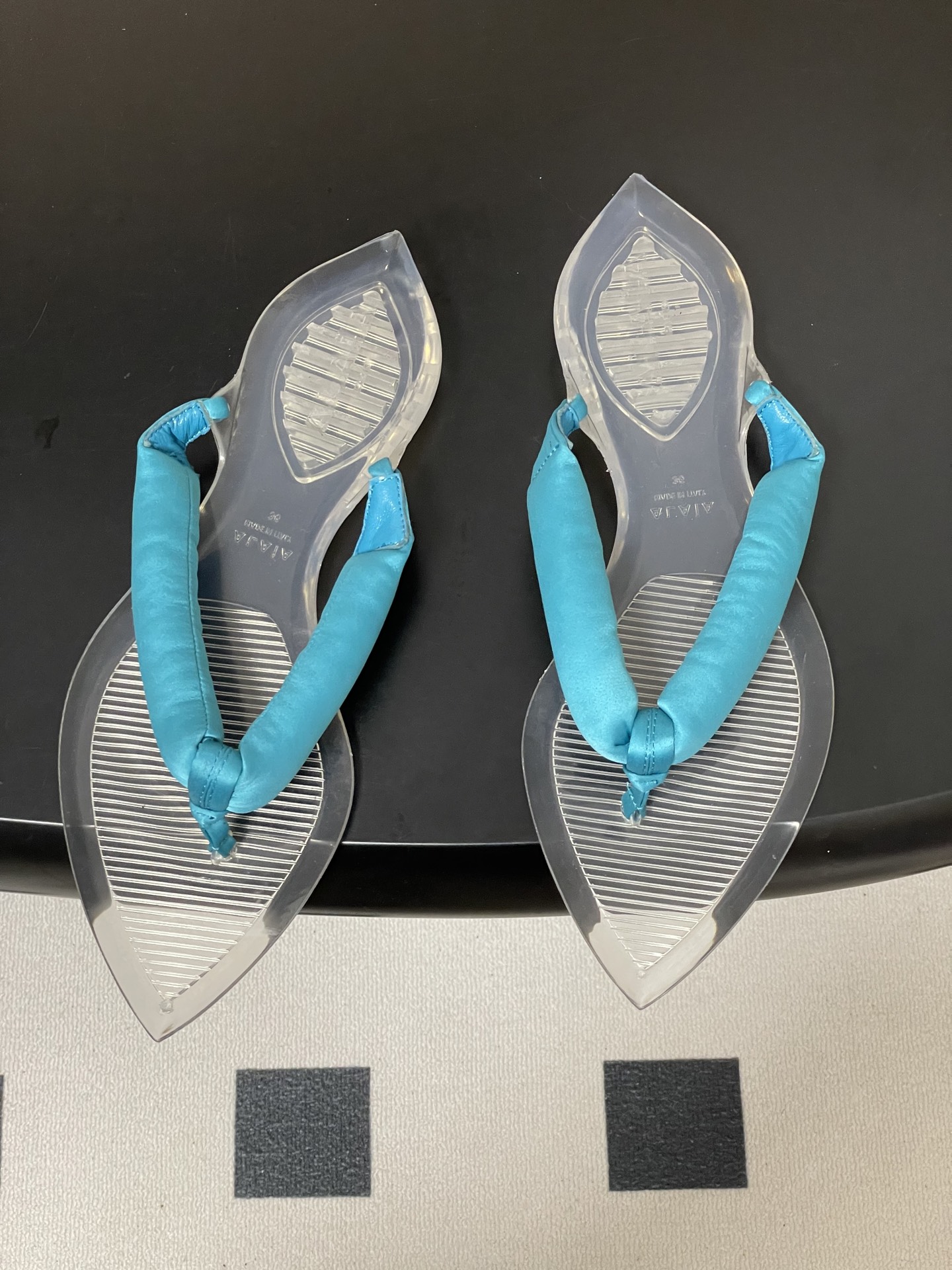 -26ss春夏新款ALAIA阿莱亚🆕最新透明底人字拖鞋夹脚凉拖鞋彩色缎面夹脚拖｜夏日里的流动色彩诗把夏日