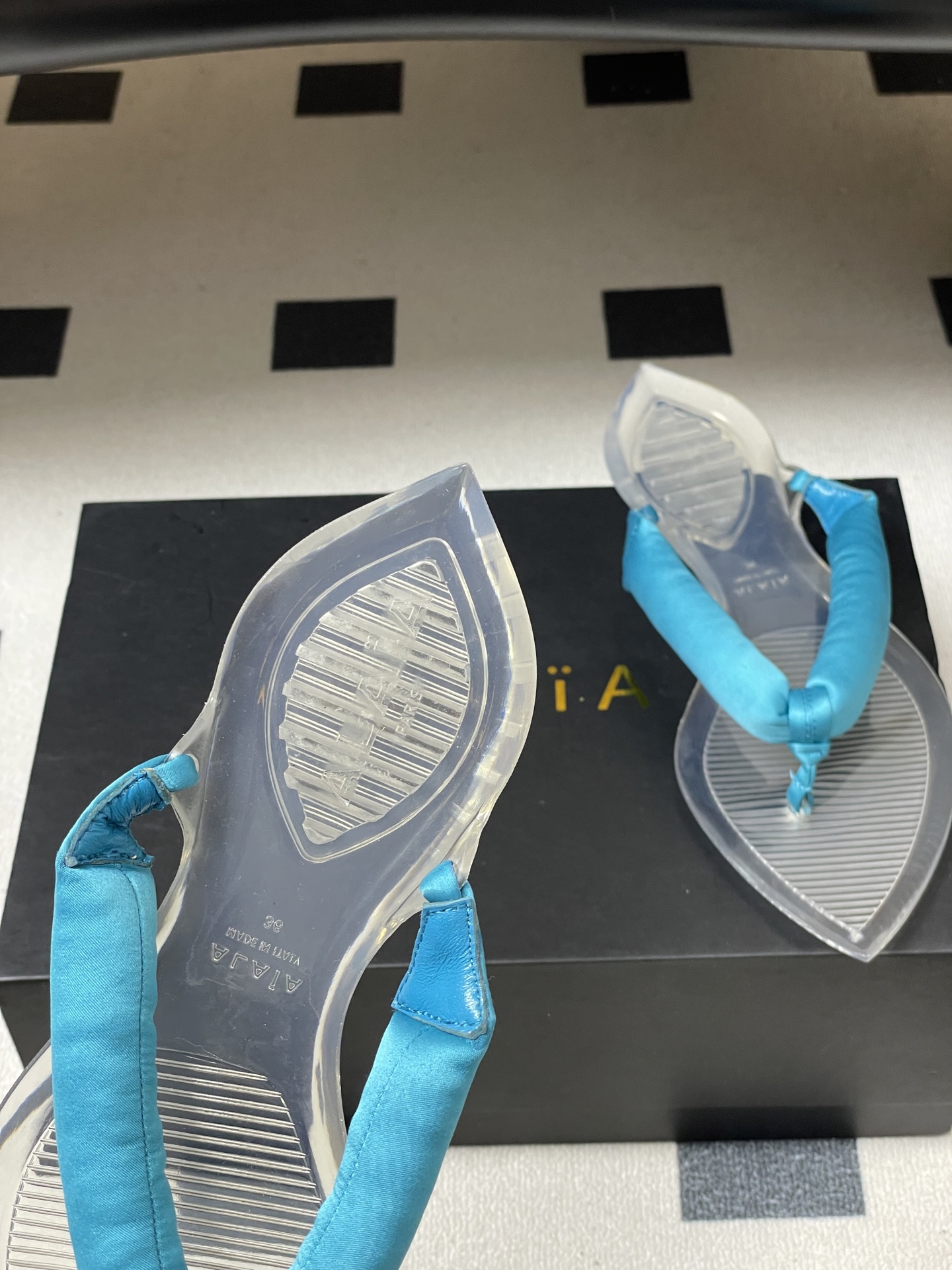 -26ss春夏新款ALAIA阿莱亚🆕最新透明底人字拖鞋夹脚凉拖鞋彩色缎面夹脚拖｜夏日里的流动色彩诗把夏日