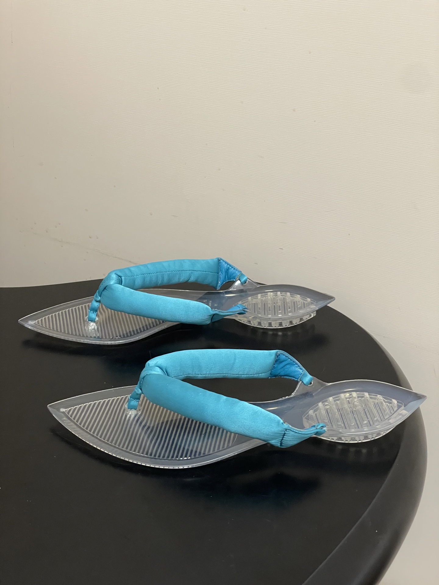 -26ss春夏新款ALAIA阿莱亚🆕最新透明底人字拖鞋夹脚凉拖鞋彩色缎面夹脚拖｜夏日里的流动色彩诗把夏日