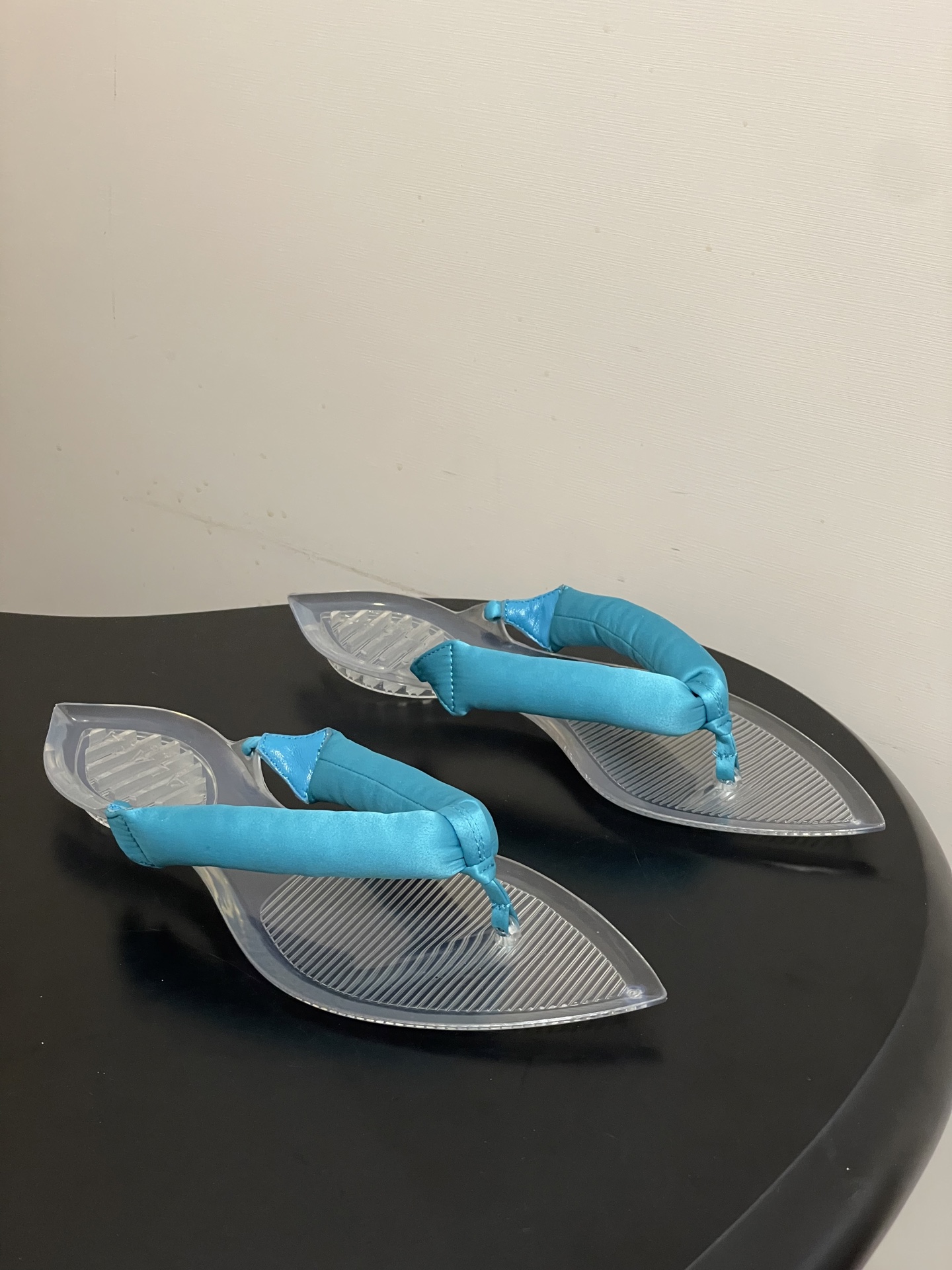 -26ss春夏新款ALAIA阿莱亚🆕最新透明底人字拖鞋夹脚凉拖鞋彩色缎面夹脚拖｜夏日里的流动色彩诗把夏日