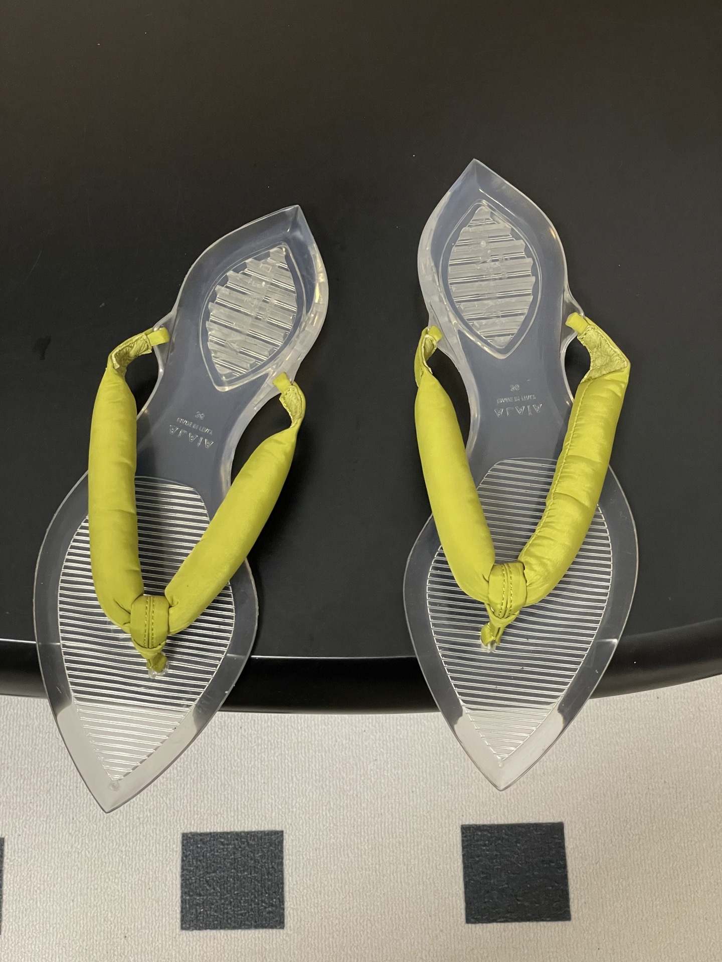 -26ss春夏新款ALAIA阿莱亚🆕最新透明底人字拖鞋夹脚凉拖鞋彩色缎面夹脚拖｜夏日里的流动色彩诗把夏日