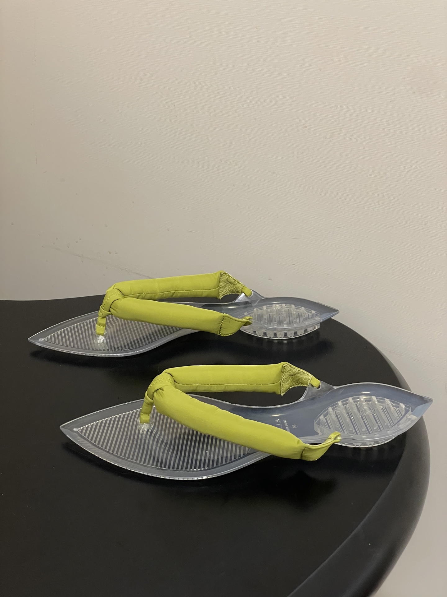 -26ss春夏新款ALAIA阿莱亚🆕最新透明底人字拖鞋夹脚凉拖鞋彩色缎面夹脚拖｜夏日里的流动色彩诗把夏日