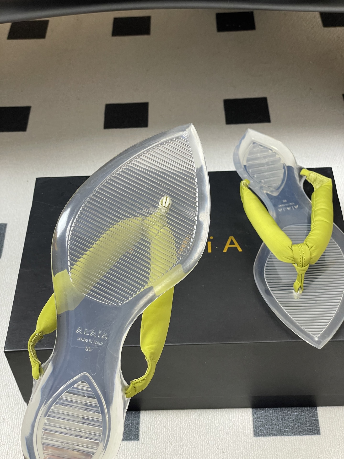 -26ss春夏新款ALAIA阿莱亚🆕最新透明底人字拖鞋夹脚凉拖鞋彩色缎面夹脚拖｜夏日里的流动色彩诗把夏日