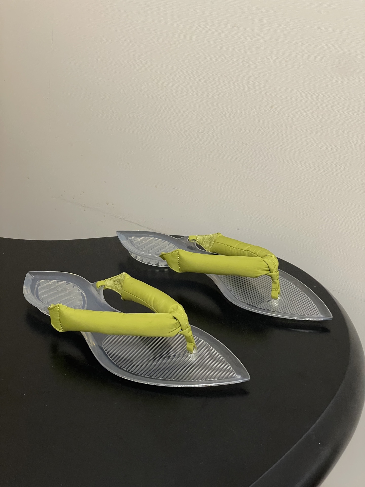 -26ss春夏新款ALAIA阿莱亚🆕最新透明底人字拖鞋夹脚凉拖鞋彩色缎面夹脚拖｜夏日里的流动色彩诗把夏日