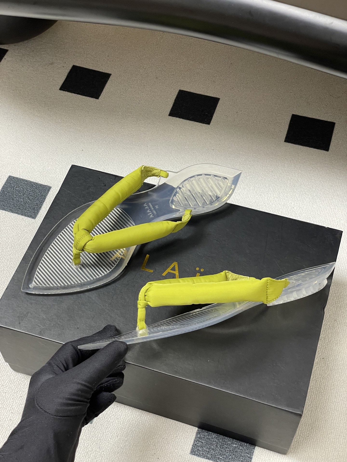 -26ss春夏新款ALAIA阿莱亚🆕最新透明底人字拖鞋夹脚凉拖鞋彩色缎面夹脚拖｜夏日里的流动色彩诗把夏日