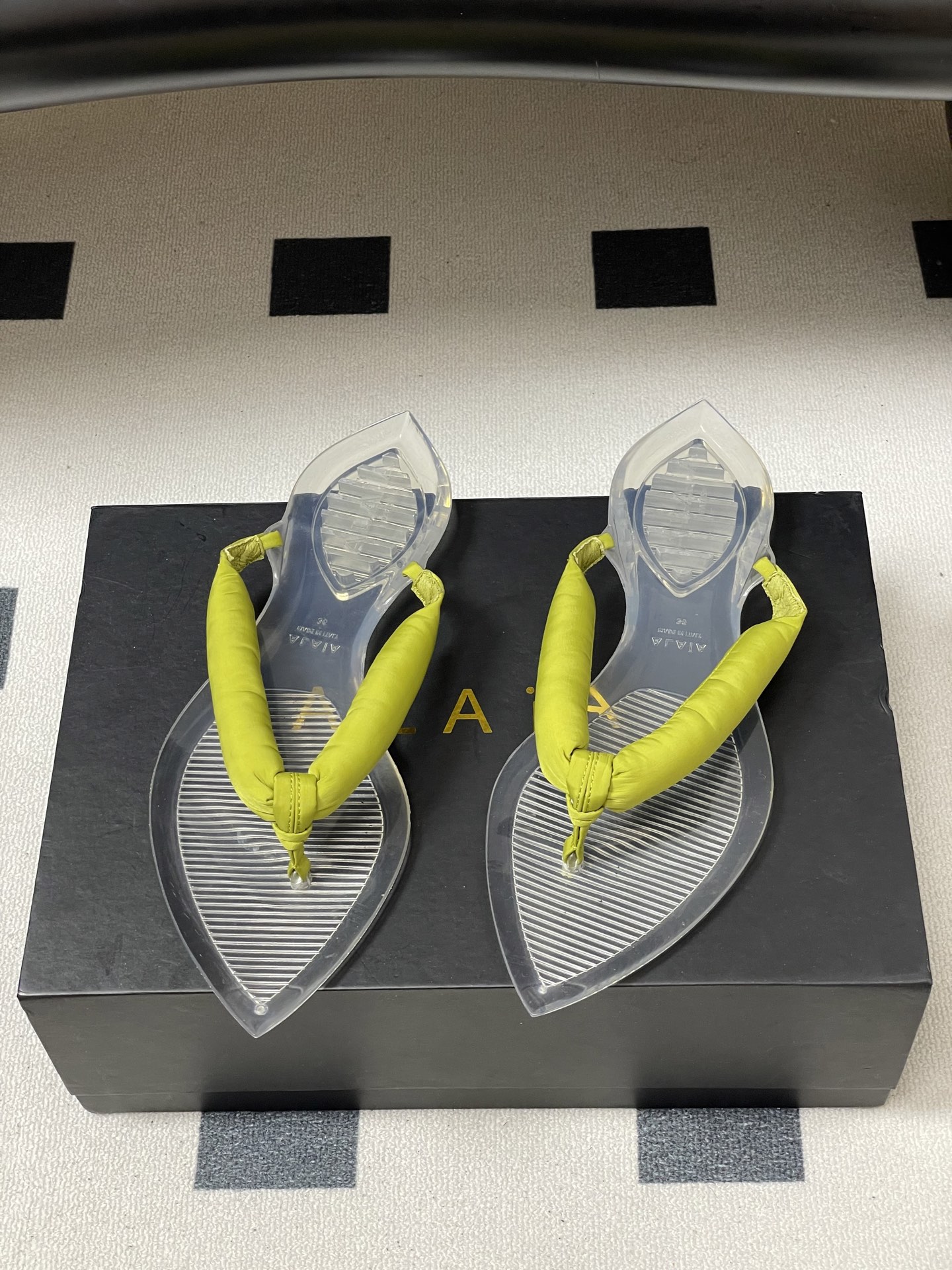 -26ss春夏新款ALAIA阿莱亚🆕最新透明底人字拖鞋夹脚凉拖鞋彩色缎面夹脚拖｜夏日里的流动色彩诗把夏日