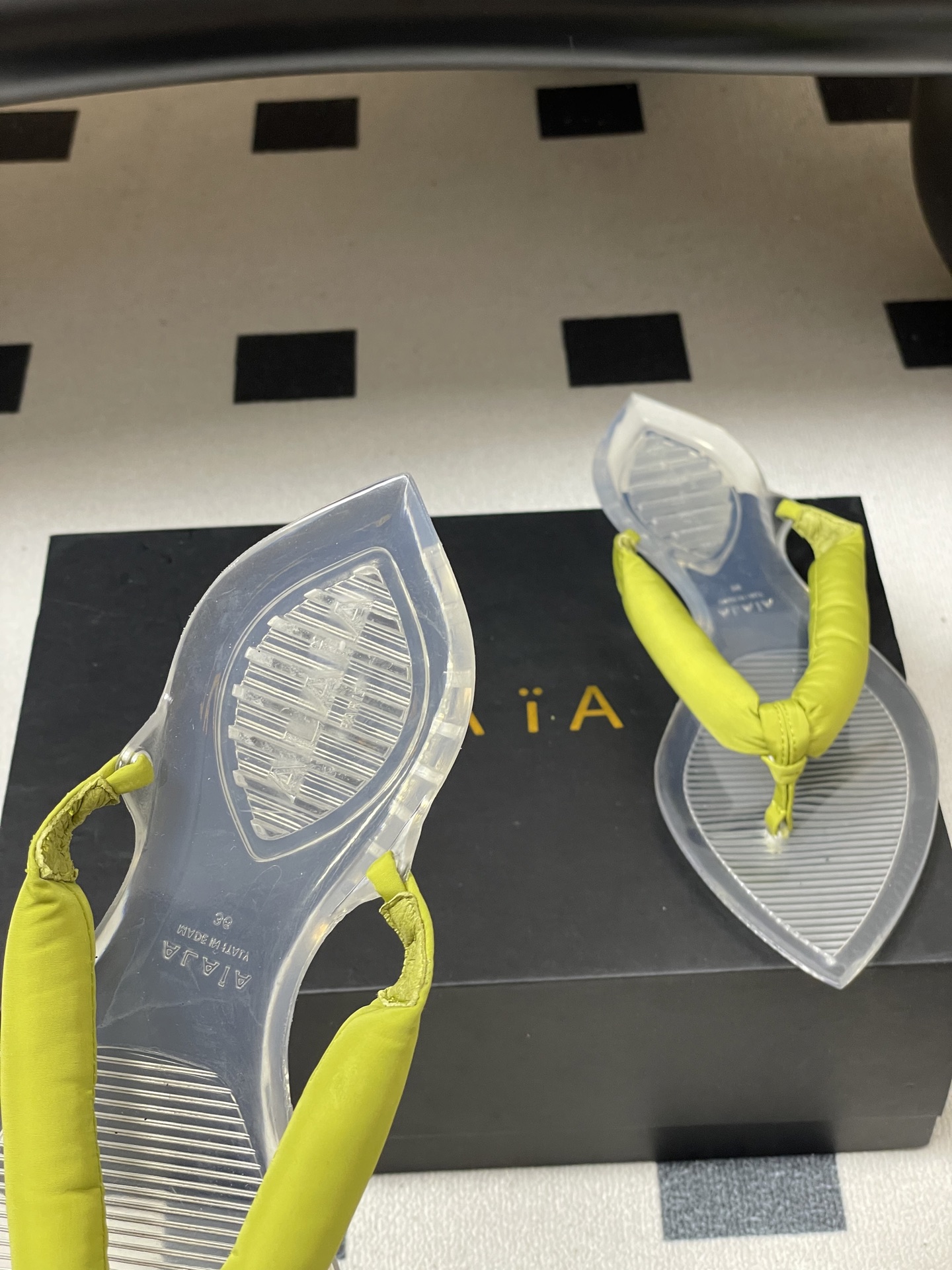 -26ss春夏新款ALAIA阿莱亚🆕最新透明底人字拖鞋夹脚凉拖鞋彩色缎面夹脚拖｜夏日里的流动色彩诗把夏日