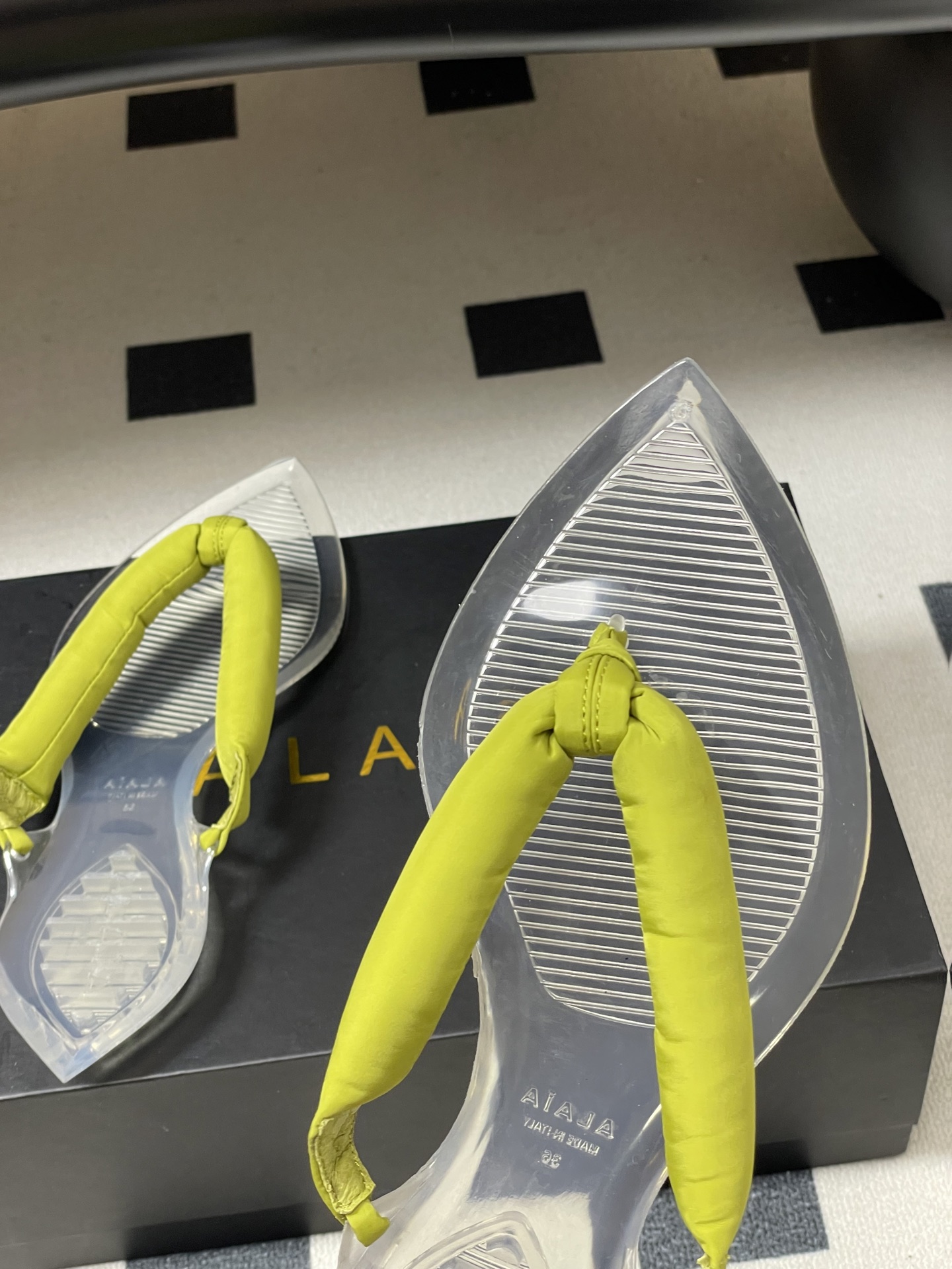 -26ss春夏新款ALAIA阿莱亚🆕最新透明底人字拖鞋夹脚凉拖鞋彩色缎面夹脚拖｜夏日里的流动色彩诗把夏日