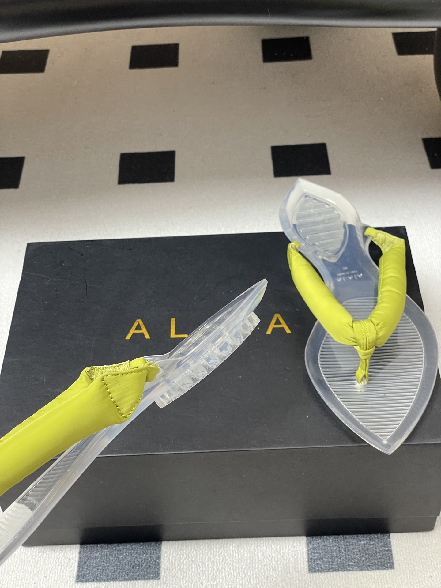 -26ss春夏新款ALAIA阿莱亚🆕最新透明底人字拖鞋夹脚凉拖鞋彩色缎面夹脚拖｜夏日里的流动色彩诗把夏日