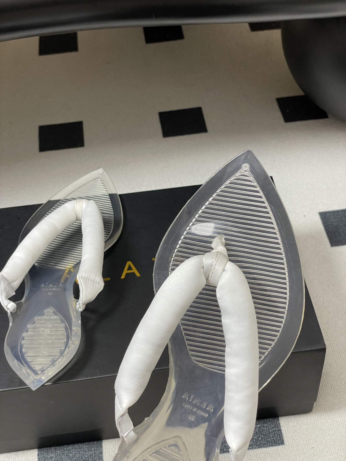 -26ss春夏新款ALAIA阿莱亚🆕最新透明底人字拖鞋夹脚凉拖鞋彩色缎面夹脚拖｜夏日里的流动色彩诗把夏日