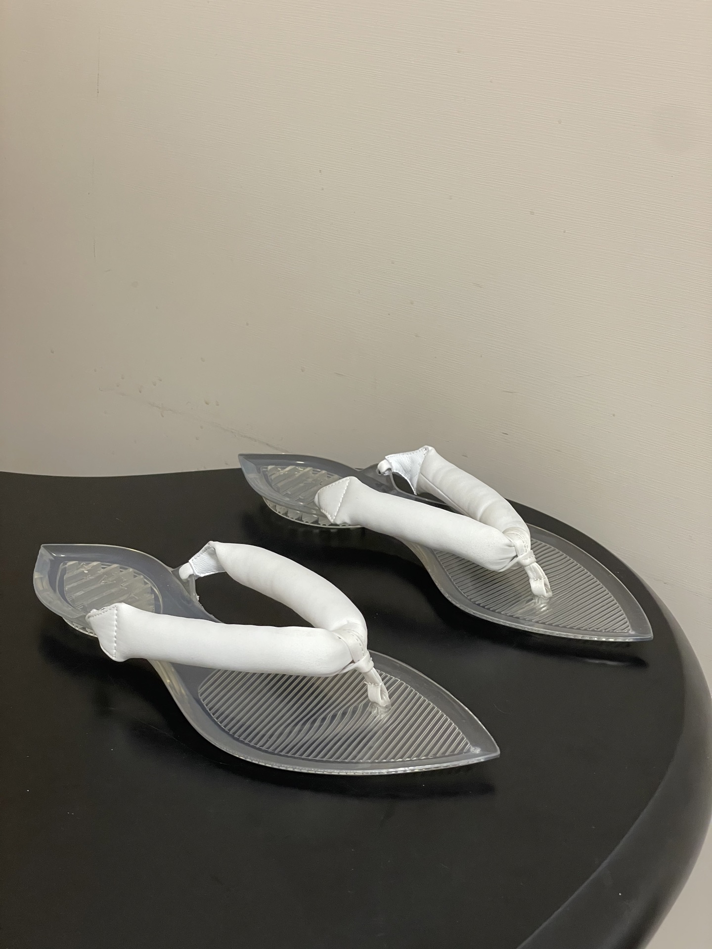 -26ss春夏新款ALAIA阿莱亚🆕最新透明底人字拖鞋夹脚凉拖鞋彩色缎面夹脚拖｜夏日里的流动色彩诗把夏日