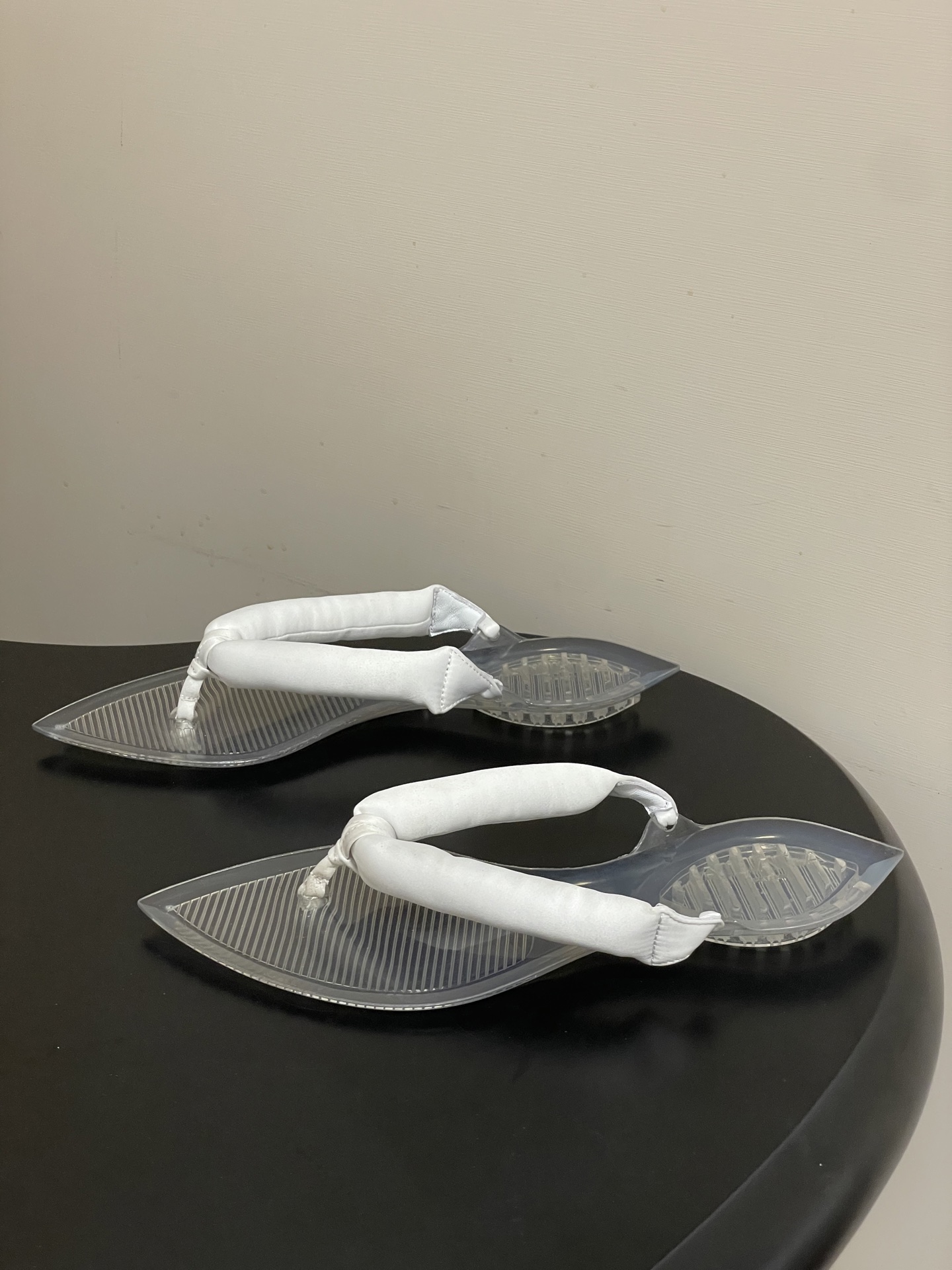 -26ss春夏新款ALAIA阿莱亚🆕最新透明底人字拖鞋夹脚凉拖鞋彩色缎面夹脚拖｜夏日里的流动色彩诗把夏日