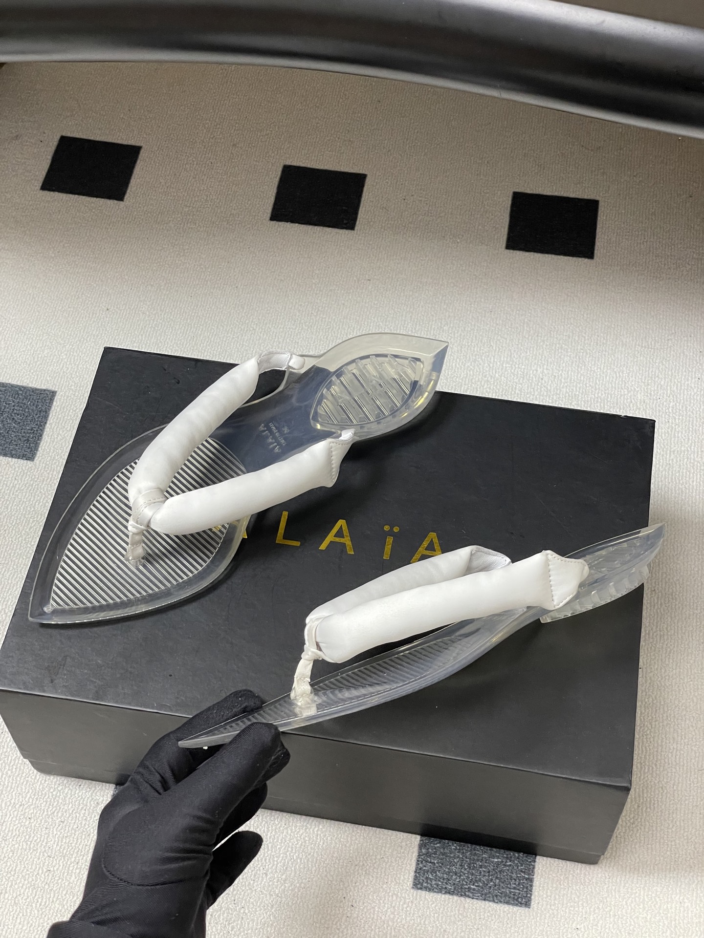 -26ss春夏新款ALAIA阿莱亚🆕最新透明底人字拖鞋夹脚凉拖鞋彩色缎面夹脚拖｜夏日里的流动色彩诗把夏日