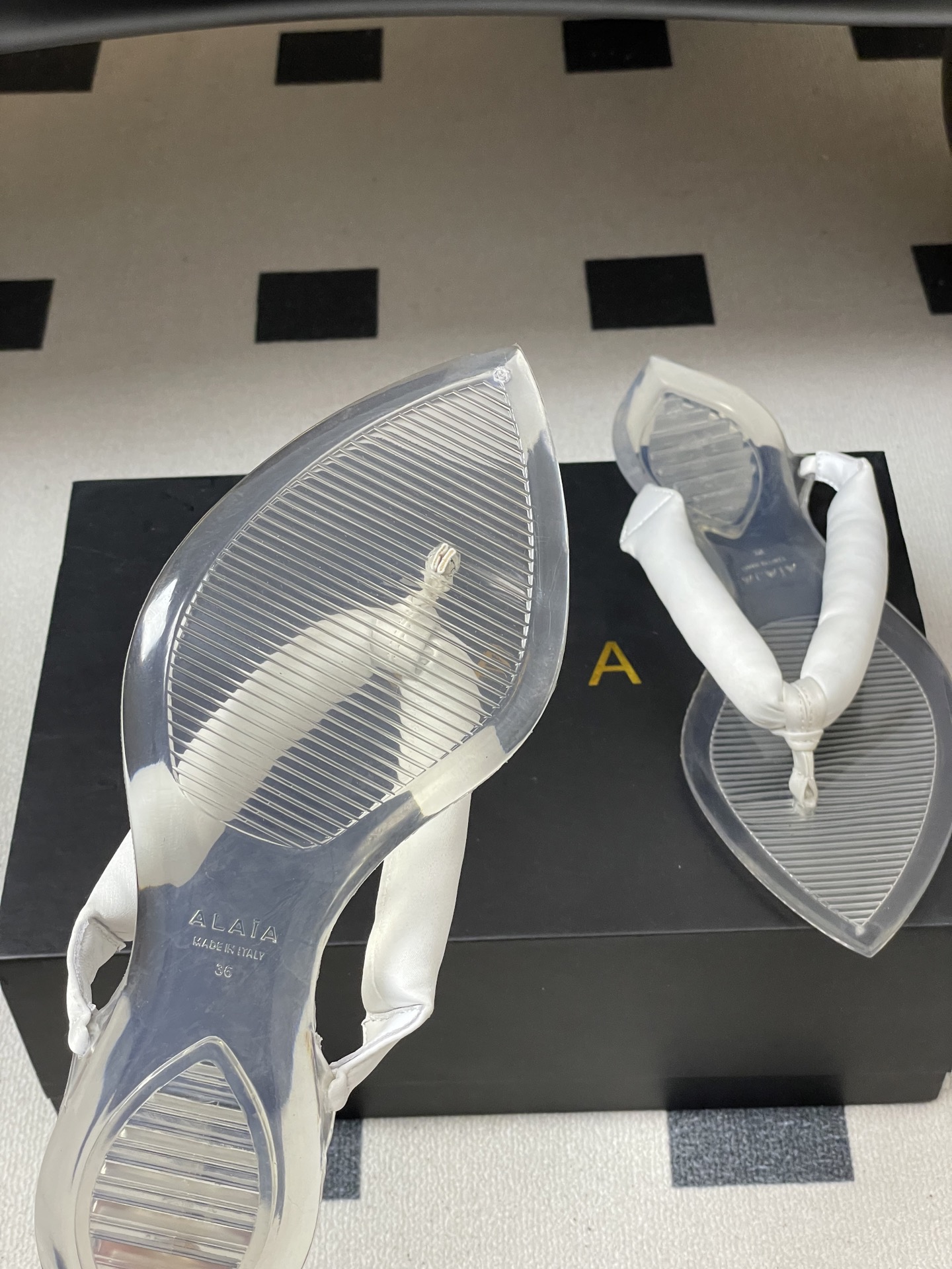 -26ss春夏新款ALAIA阿莱亚🆕最新透明底人字拖鞋夹脚凉拖鞋彩色缎面夹脚拖｜夏日里的流动色彩诗把夏日