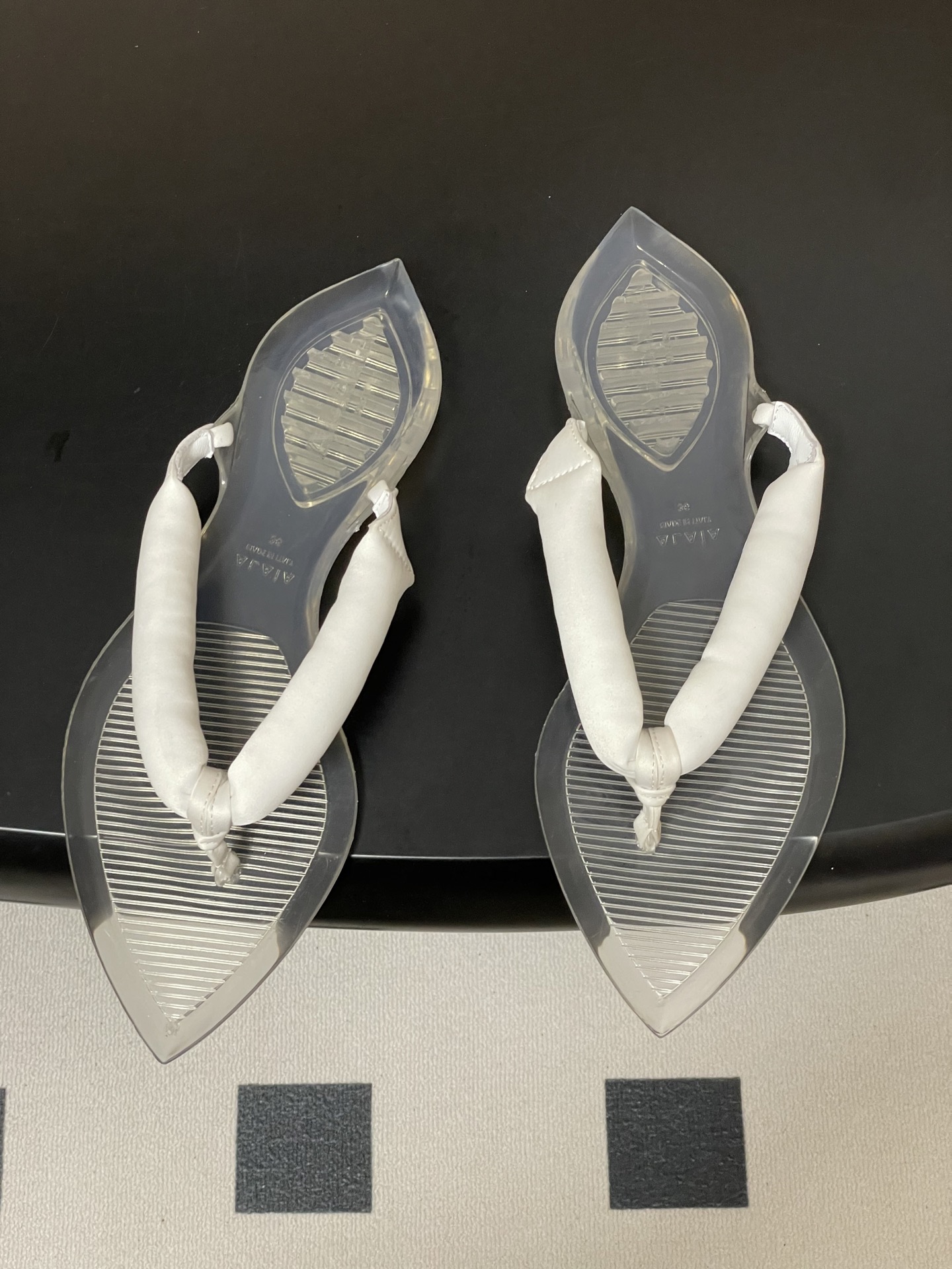 -26ss春夏新款ALAIA阿莱亚🆕最新透明底人字拖鞋夹脚凉拖鞋彩色缎面夹脚拖｜夏日里的流动色彩诗把夏日