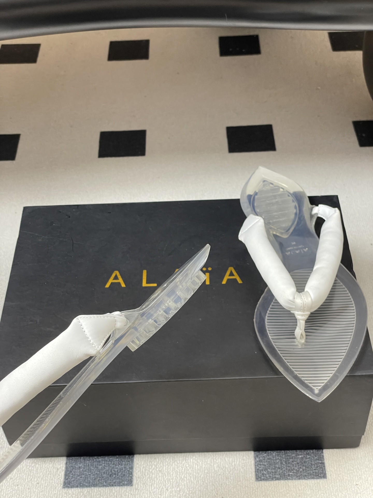 -26ss春夏新款ALAIA阿莱亚🆕最新透明底人字拖鞋夹脚凉拖鞋彩色缎面夹脚拖｜夏日里的流动色彩诗把夏日