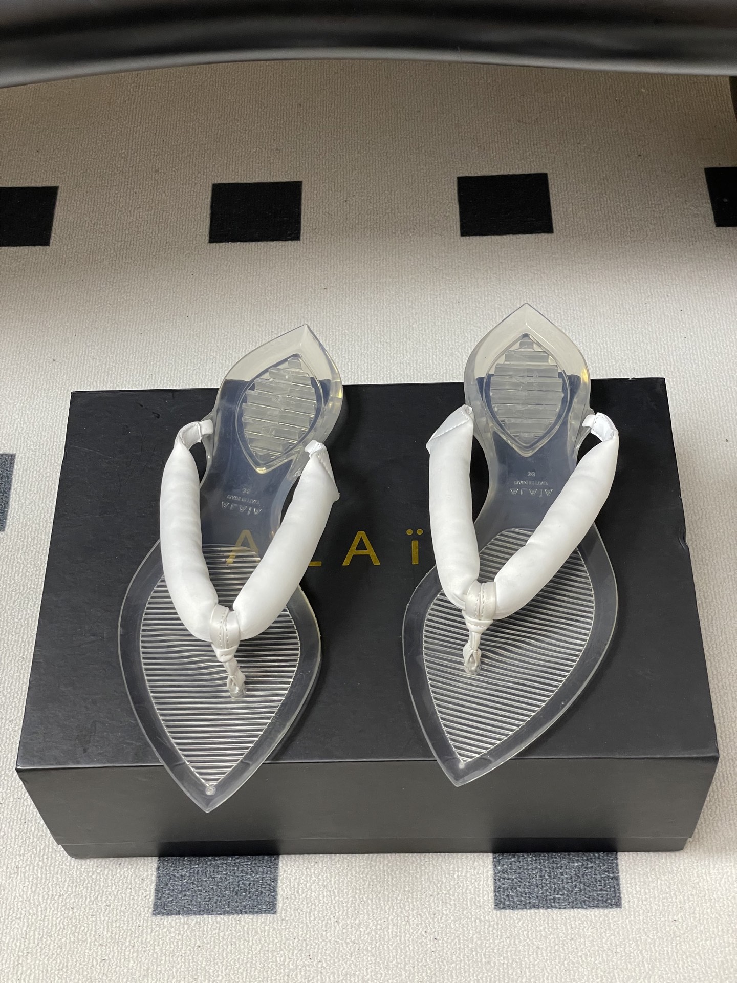 -26ss春夏新款ALAIA阿莱亚🆕最新透明底人字拖鞋夹脚凉拖鞋彩色缎面夹脚拖｜夏日里的流动色彩诗把夏日