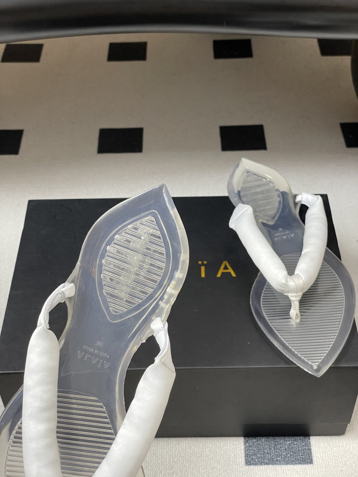 -26ss春夏新款ALAIA阿莱亚🆕最新透明底人字拖鞋夹脚凉拖鞋彩色缎面夹脚拖｜夏日里的流动色彩诗把夏日