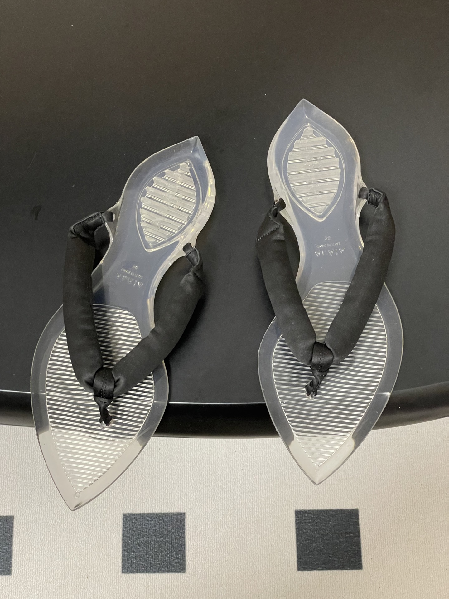 -26ss春夏新款ALAIA阿莱亚🆕最新透明底人字拖鞋夹脚凉拖鞋彩色缎面夹脚拖｜夏日里的流动色彩诗把夏日