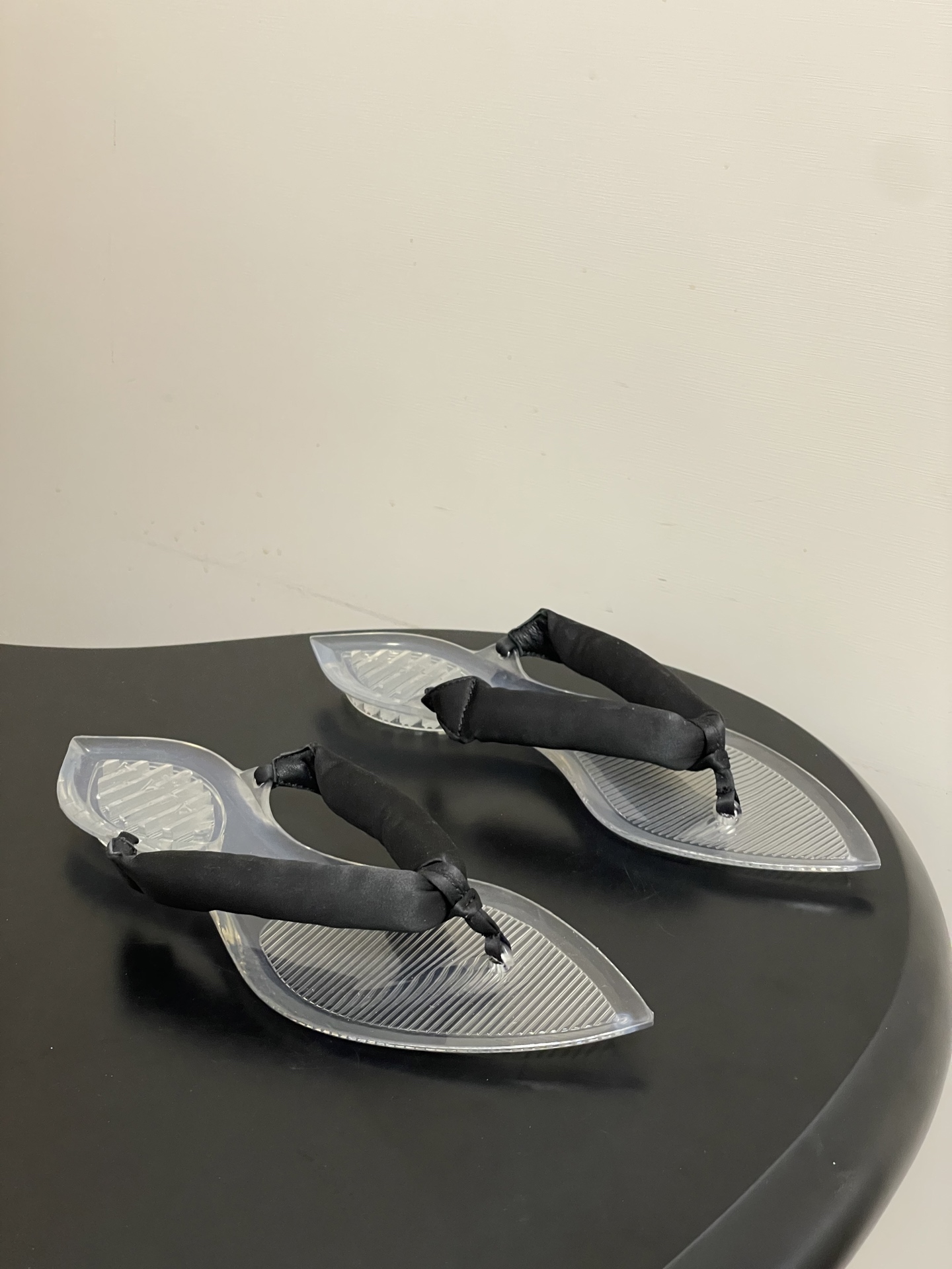 -26ss春夏新款ALAIA阿莱亚🆕最新透明底人字拖鞋夹脚凉拖鞋彩色缎面夹脚拖｜夏日里的流动色彩诗把夏日