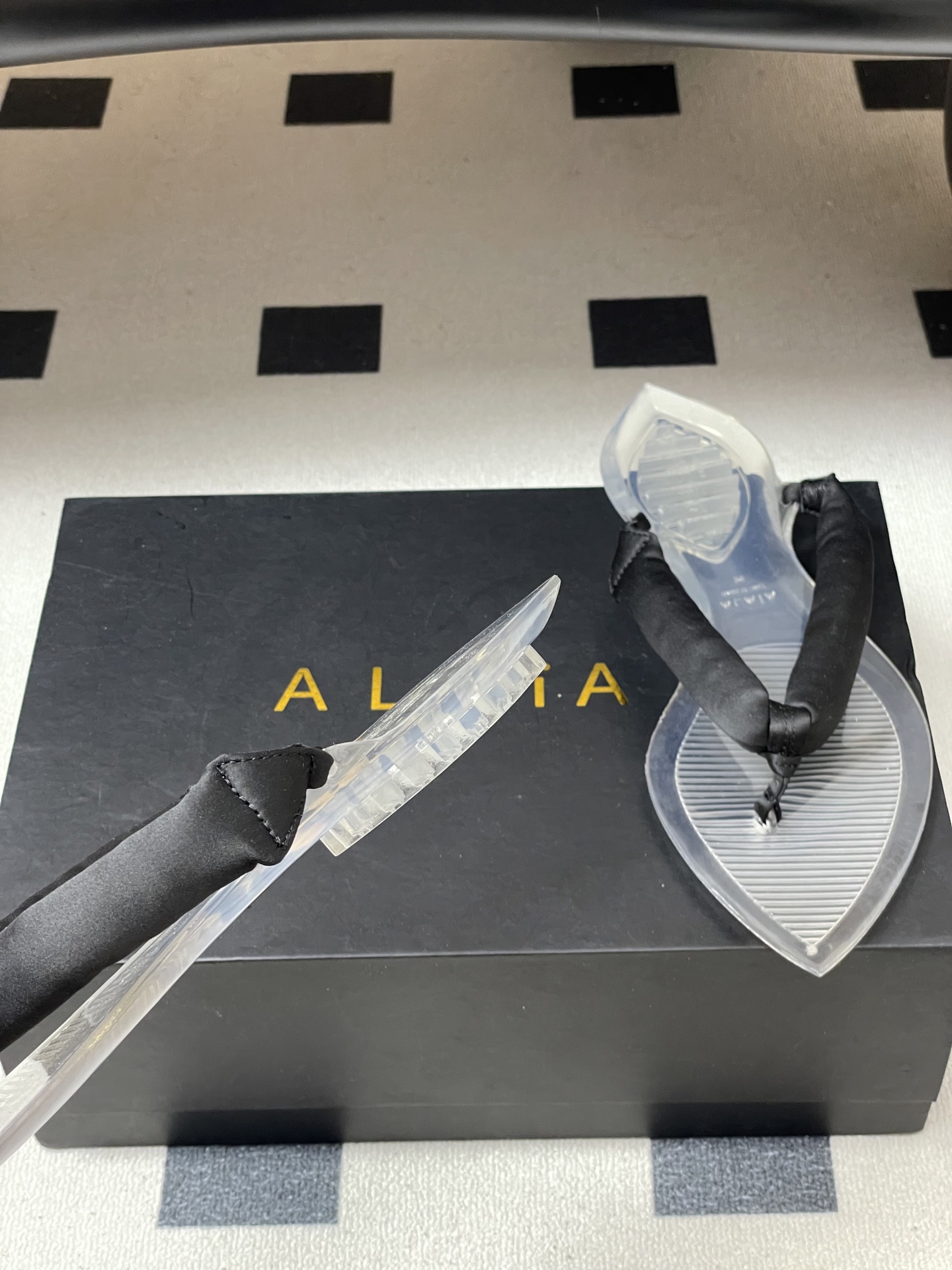 -26ss春夏新款ALAIA阿莱亚🆕最新透明底人字拖鞋夹脚凉拖鞋彩色缎面夹脚拖｜夏日里的流动色彩诗把夏日