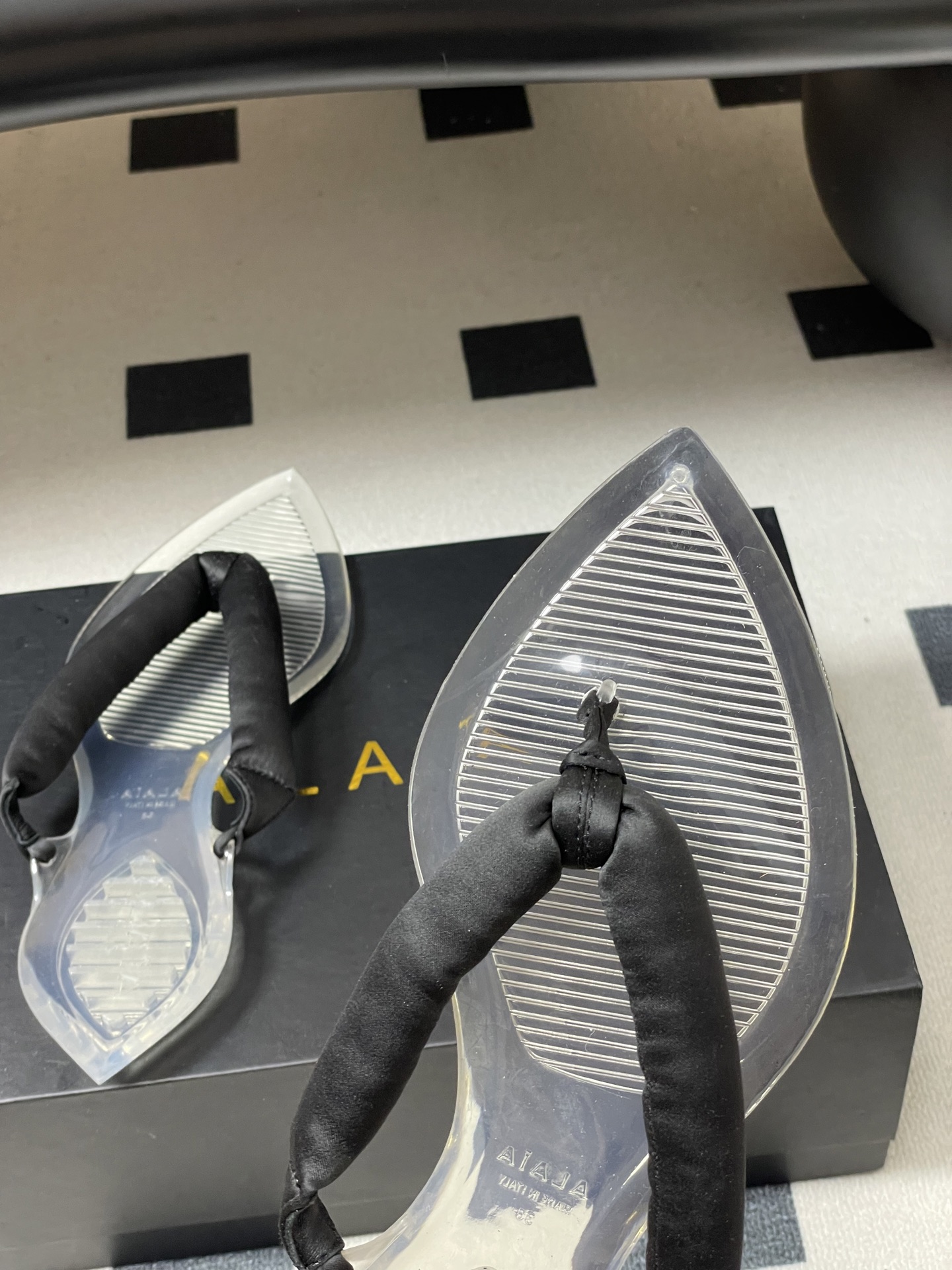 -26ss春夏新款ALAIA阿莱亚🆕最新透明底人字拖鞋夹脚凉拖鞋彩色缎面夹脚拖｜夏日里的流动色彩诗把夏日